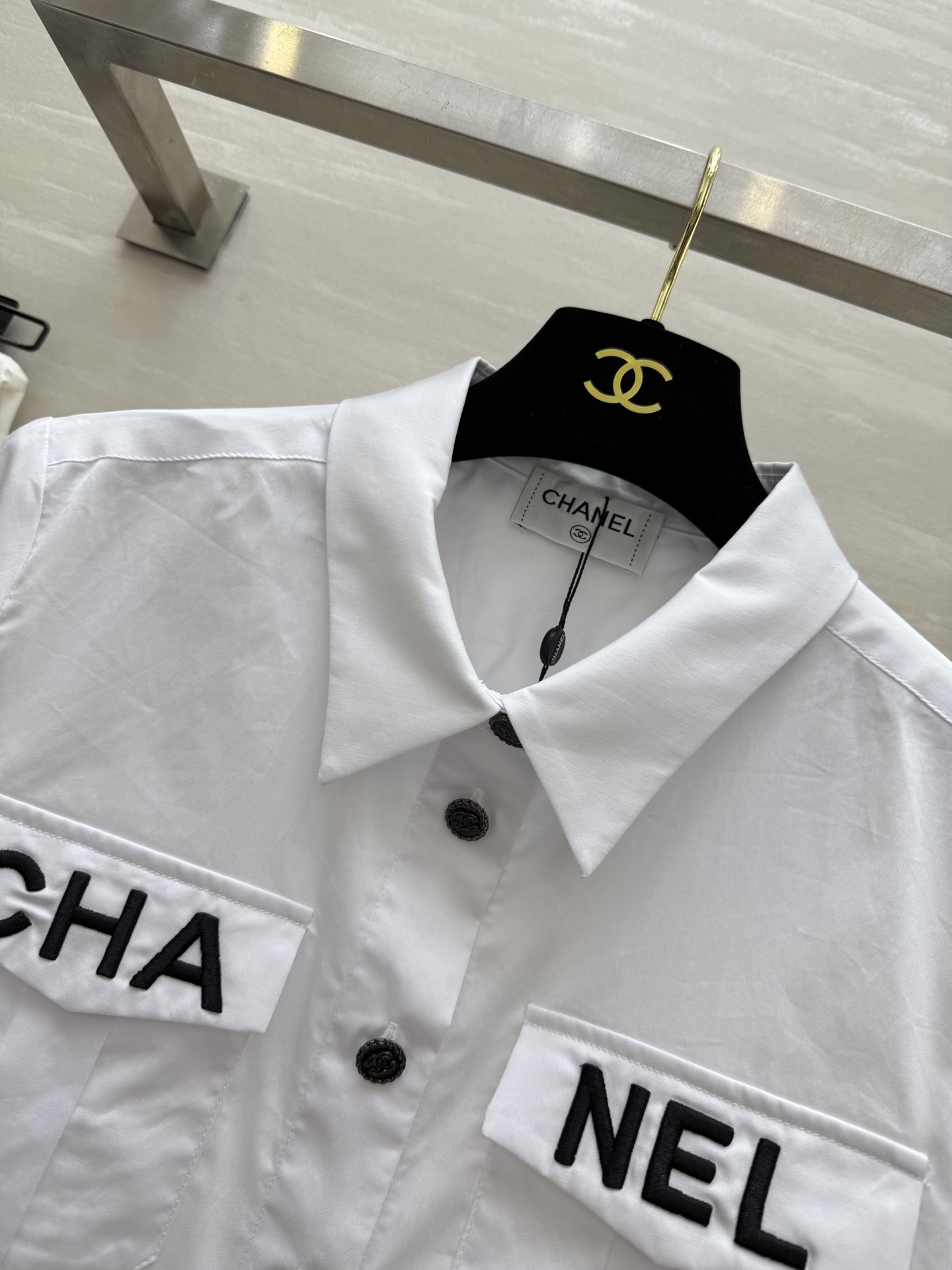 #Chane♡²⁵新款刺绣字母短款衬衣 短款版型 怎么穿都很时髦 府绸棉面料透气舒适 重工字母刺绣🪡 高