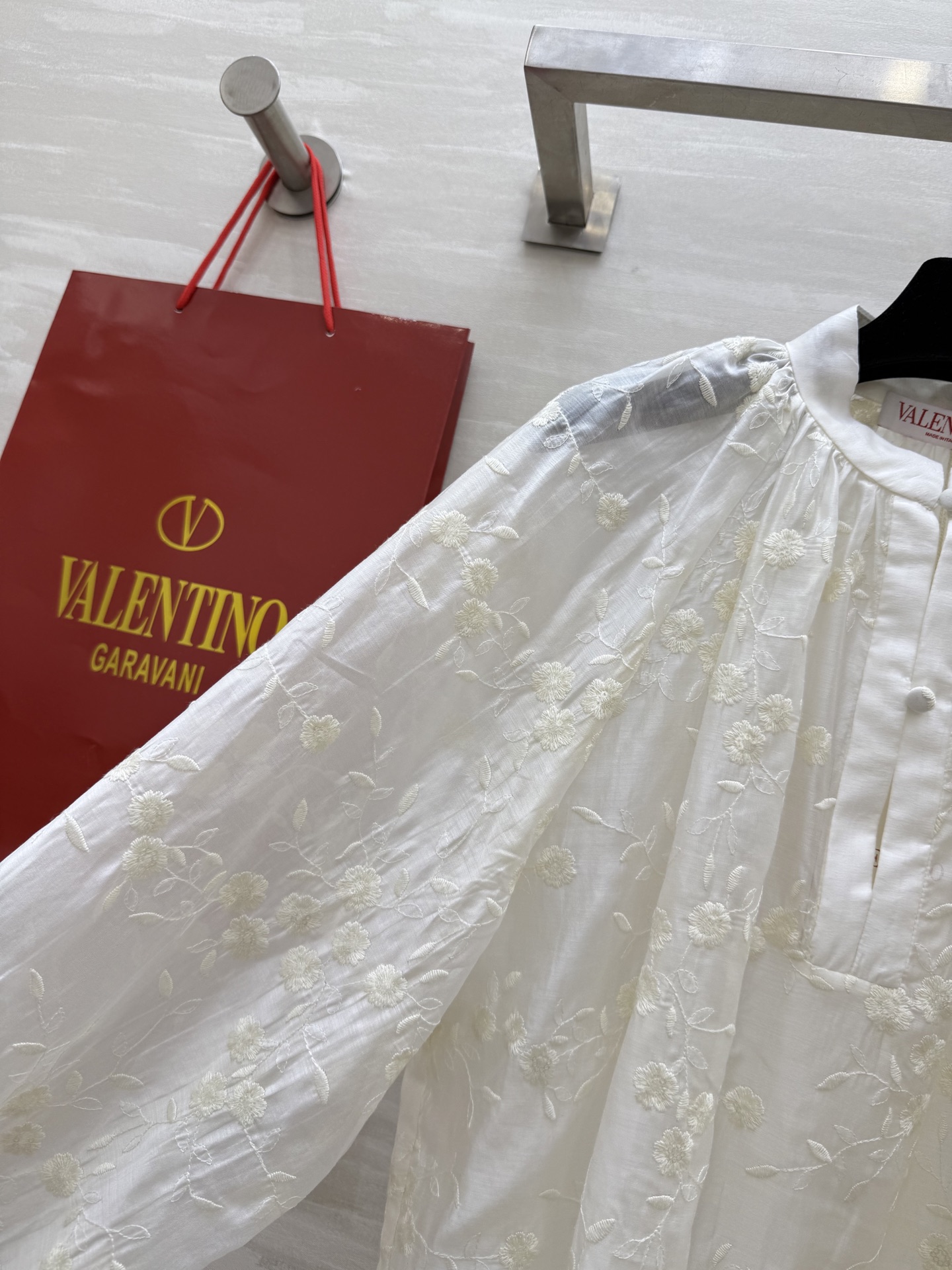 #Valentin♡²⁵新款 重磅刺绣丝绵衬衣 法式复古风格 圆领设计搭配灯笼袖显瘦优雅 重工刺绣精致优