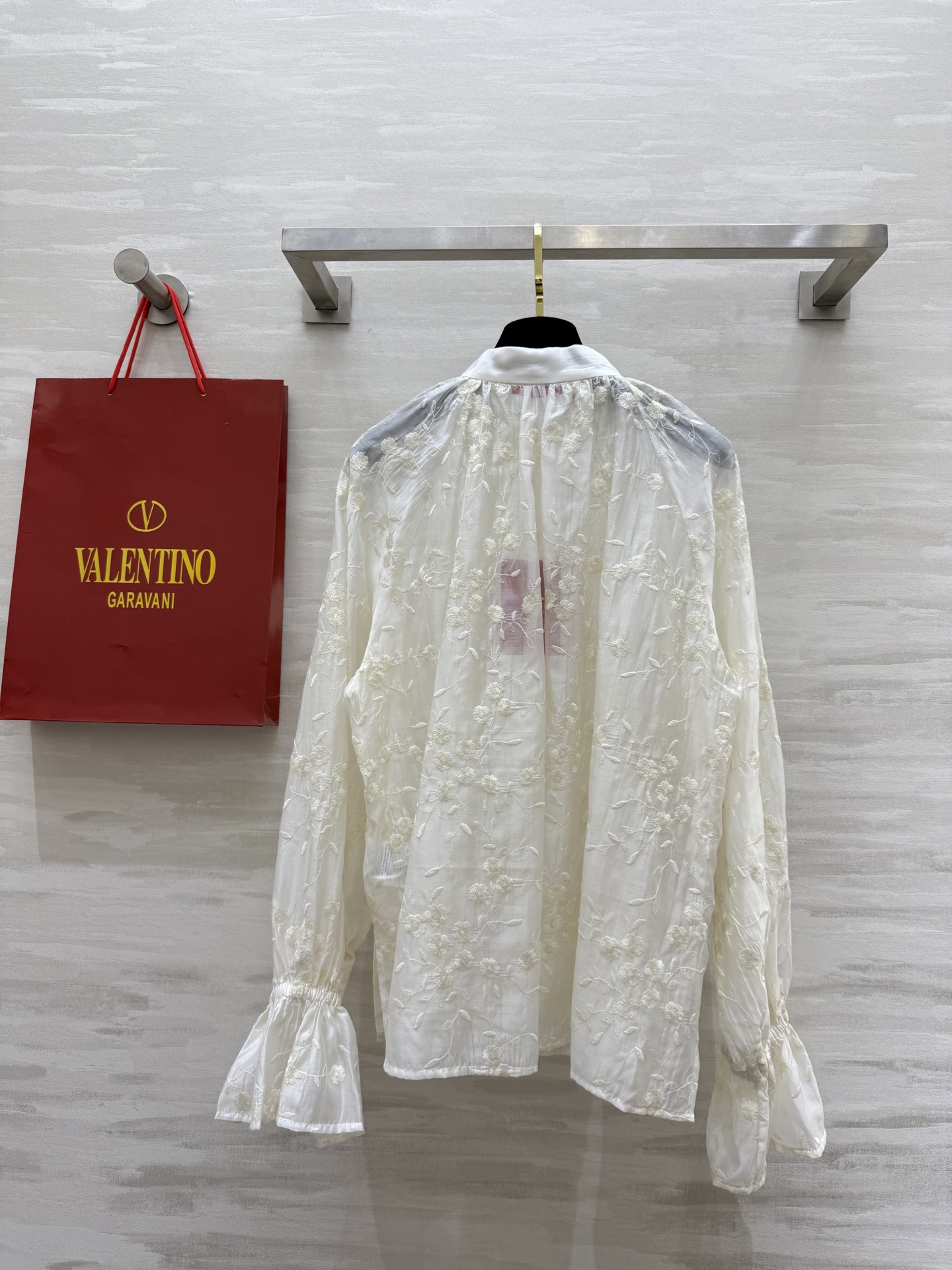 #Valentin♡²⁵新款 重磅刺绣丝绵衬衣 法式复古风格 圆领设计搭配灯笼袖显瘦优雅 重工刺绣精致优