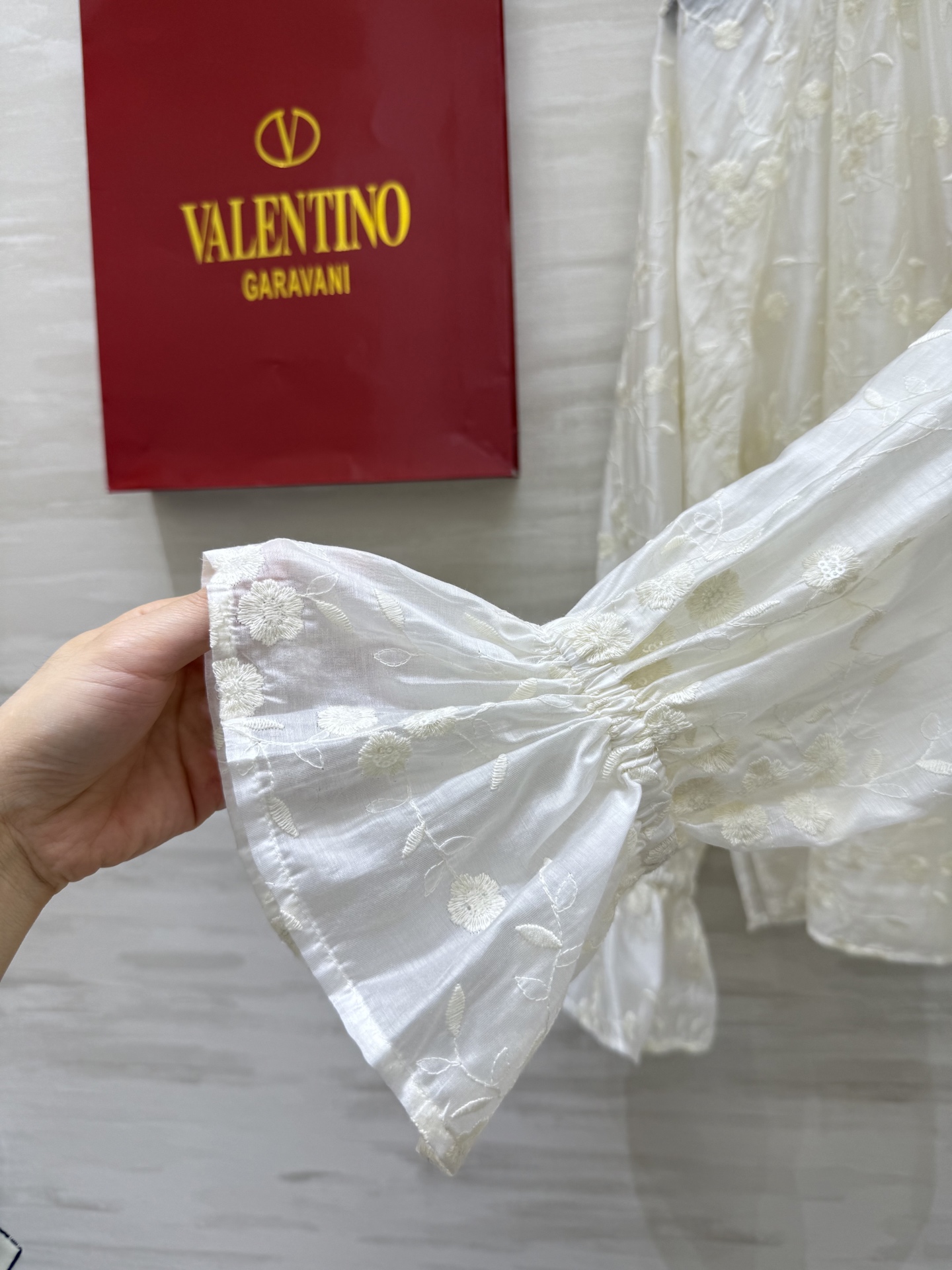 #Valentin♡²⁵新款 重磅刺绣丝绵衬衣 法式复古风格 圆领设计搭配灯笼袖显瘦优雅 重工刺绣精致优