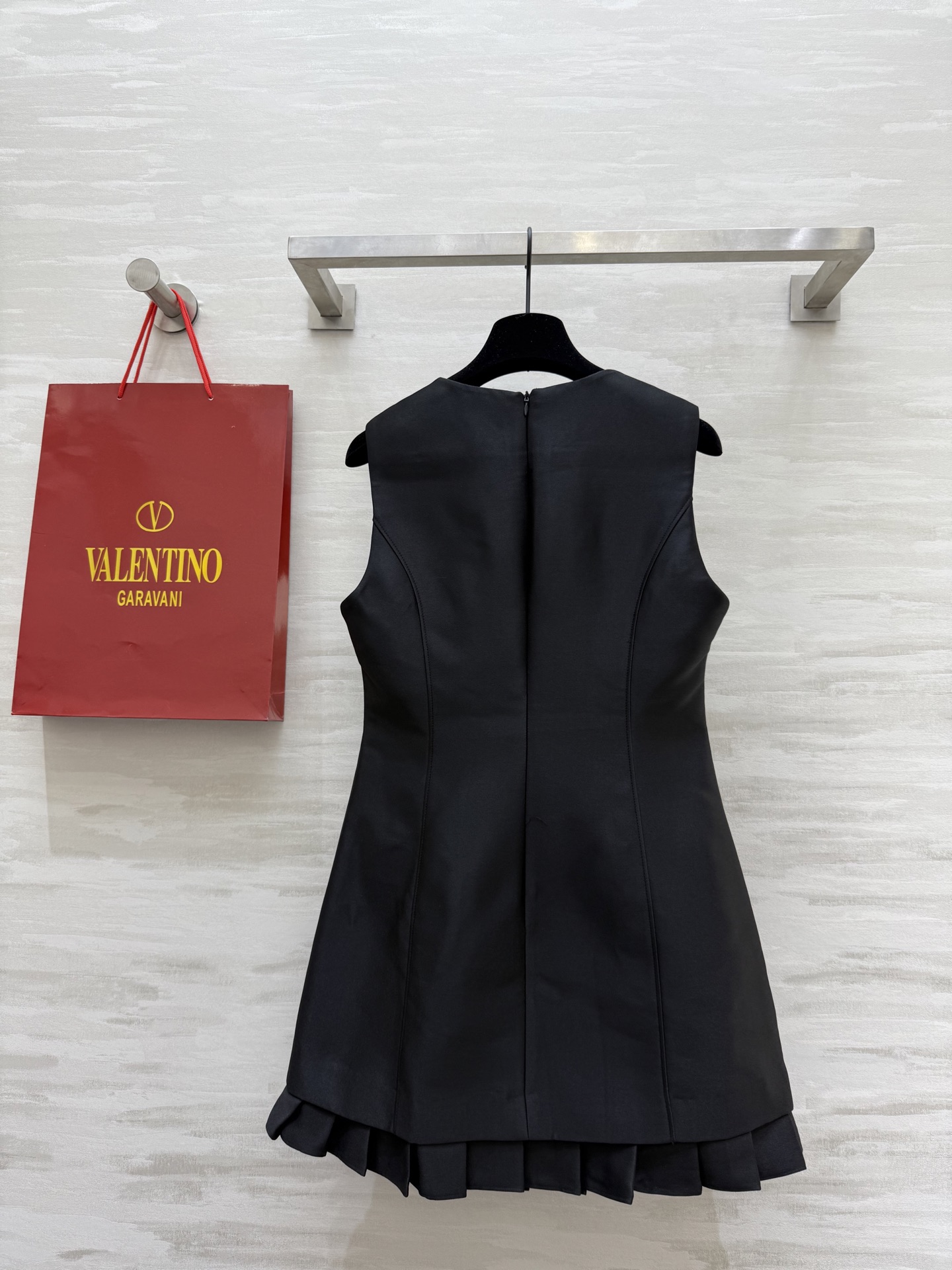 #Valentin♡²⁵暗纹玫瑰背心裙 延续了修身版型 浮雕质感的玫瑰立体图案精致高级 高品质定制 现货