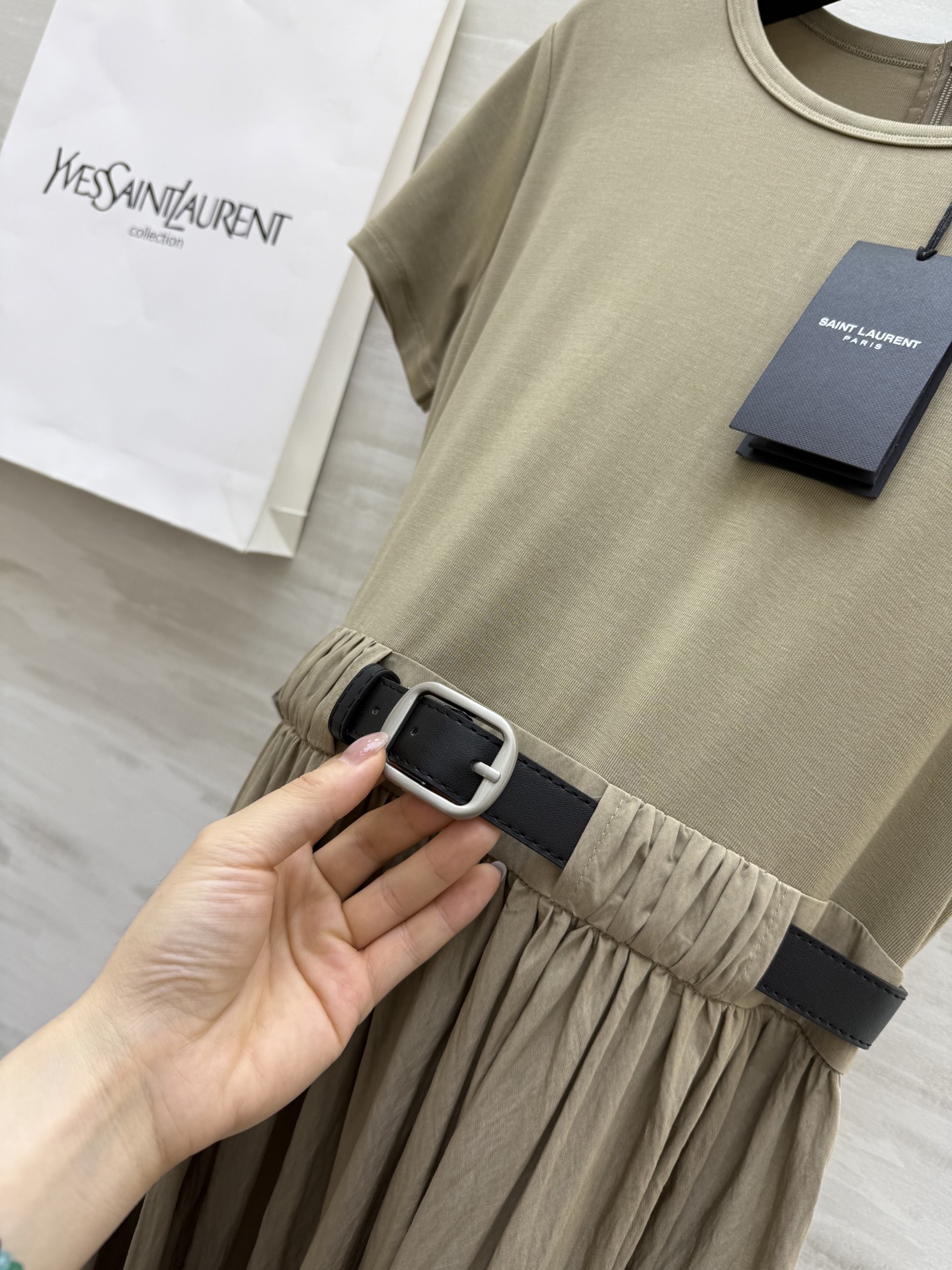 #ysl²⁵新款腰带收腰中长款短袖连衣裙 上半部分加裙身采用不同面料拼接而成 假两件设计摩登时髦 高腰腰