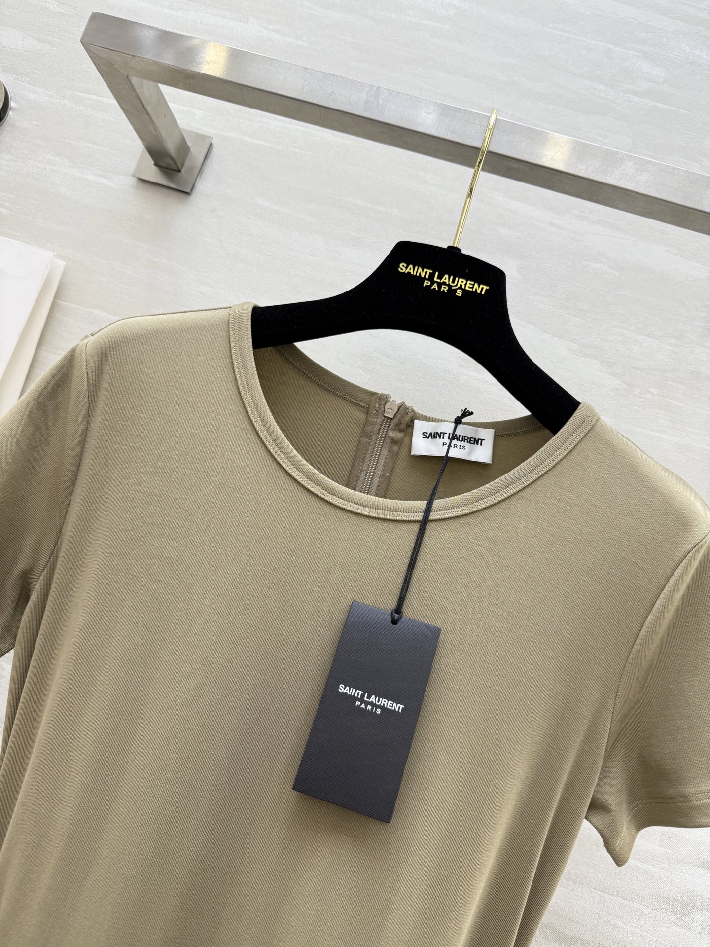 #ysl²⁵新款腰带收腰中长款短袖连衣裙 上半部分加裙身采用不同面料拼接而成 假两件设计摩登时髦 高腰腰