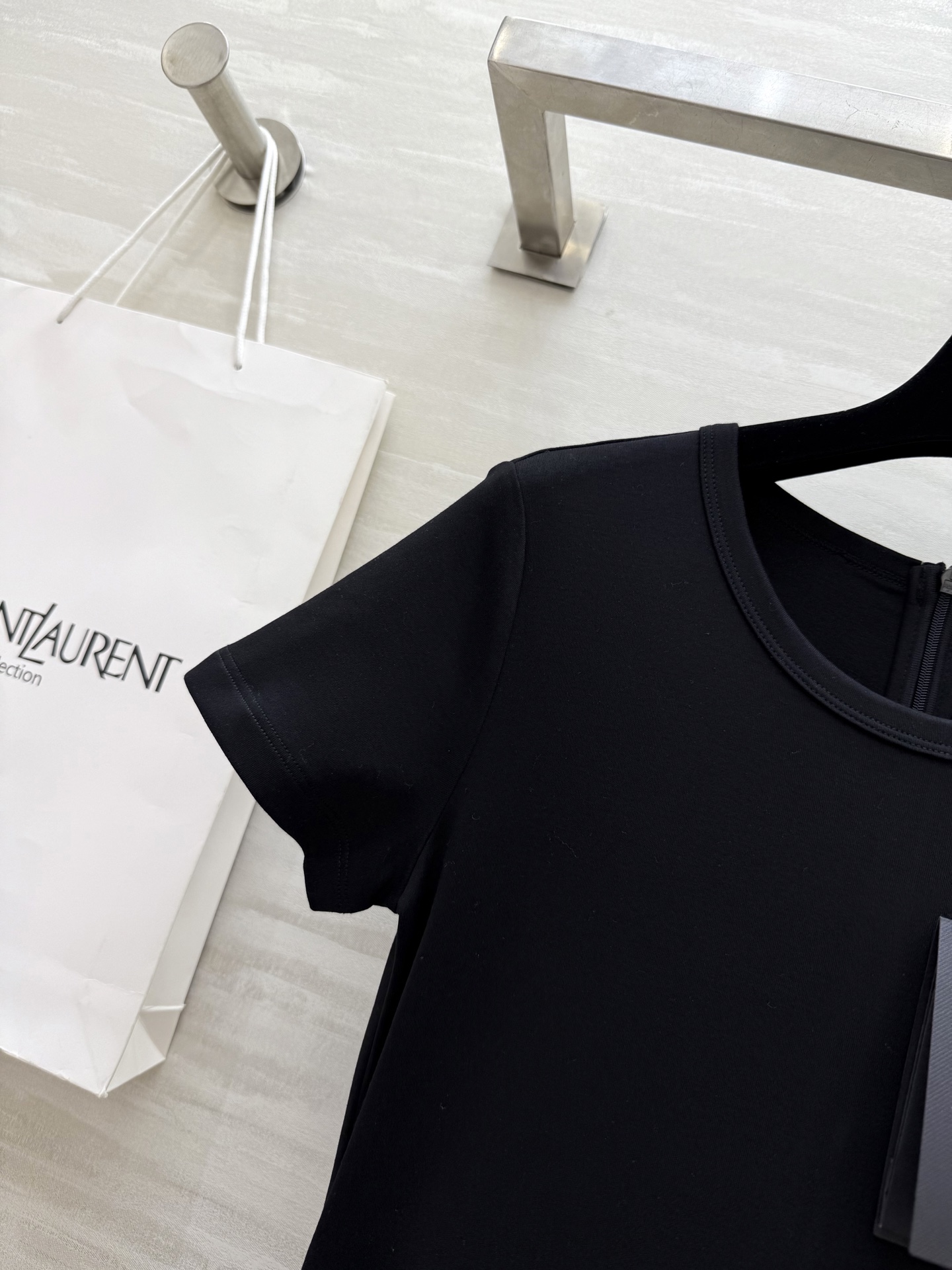 #ysl²⁵新款腰带收腰中长款短袖连衣裙 上半部分加裙身采用不同面料拼接而成 假两件设计摩登时髦 高腰腰