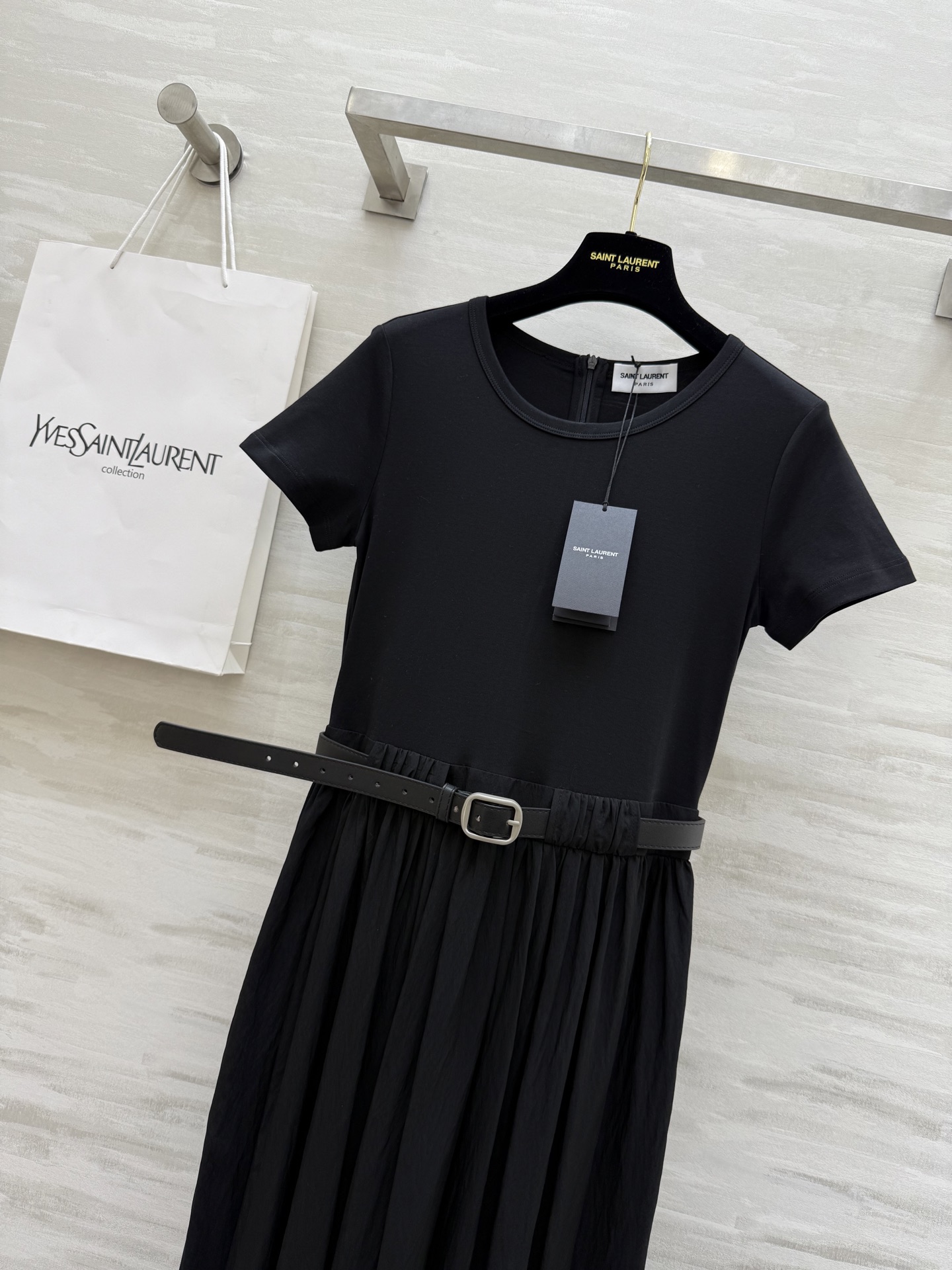 #ysl²⁵新款腰带收腰中长款短袖连衣裙 上半部分加裙身采用不同面料拼接而成 假两件设计摩登时髦 高腰腰