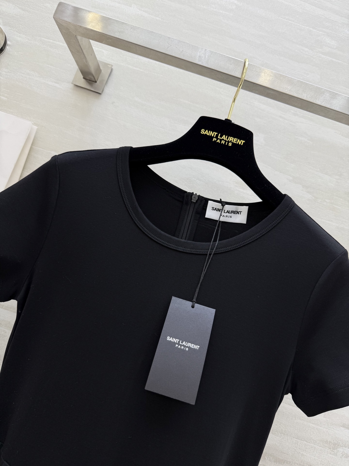 #ysl²⁵新款腰带收腰中长款短袖连衣裙 上半部分加裙身采用不同面料拼接而成 假两件设计摩登时髦 高腰腰