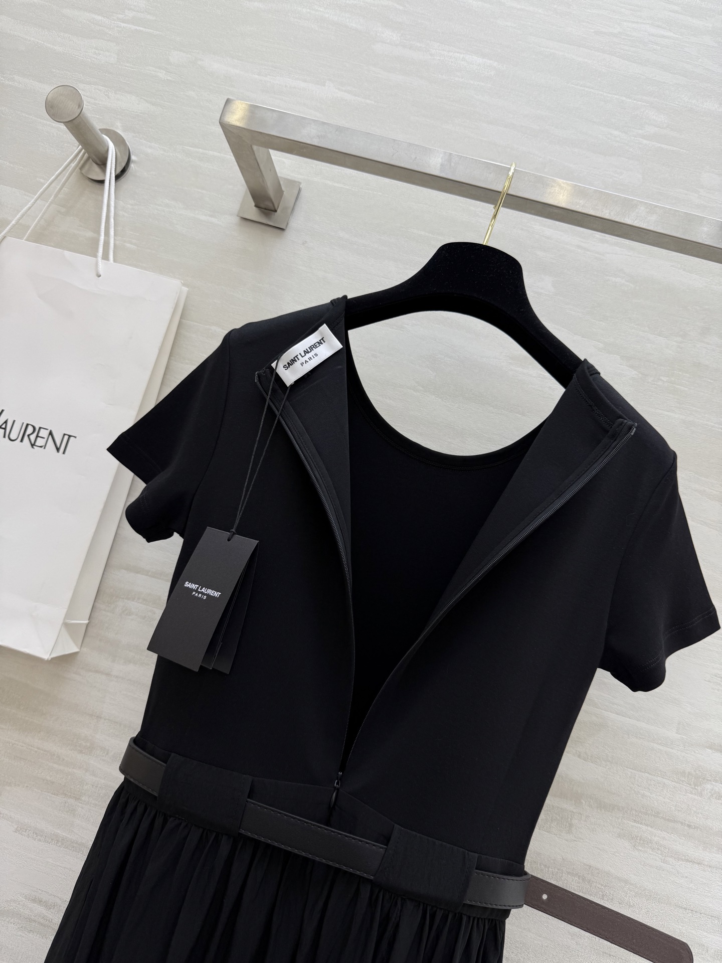 #ysl²⁵新款腰带收腰中长款短袖连衣裙 上半部分加裙身采用不同面料拼接而成 假两件设计摩登时髦 高腰腰