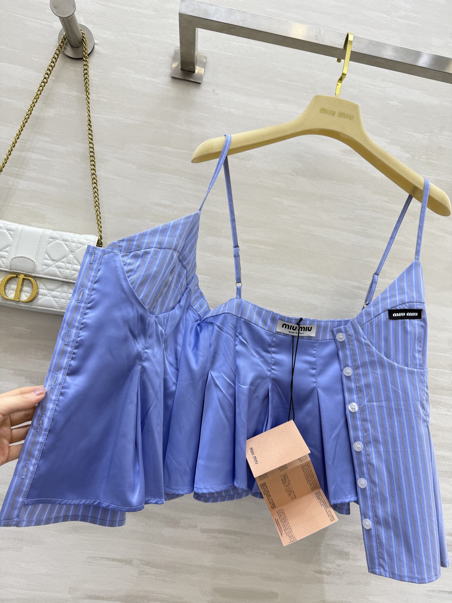 #Miumi♡²⁵度假系列⛱️条纹吊带 上身真的好看 满满的度假风 妥妥的氛围感神器 拍照也很出片 收腰