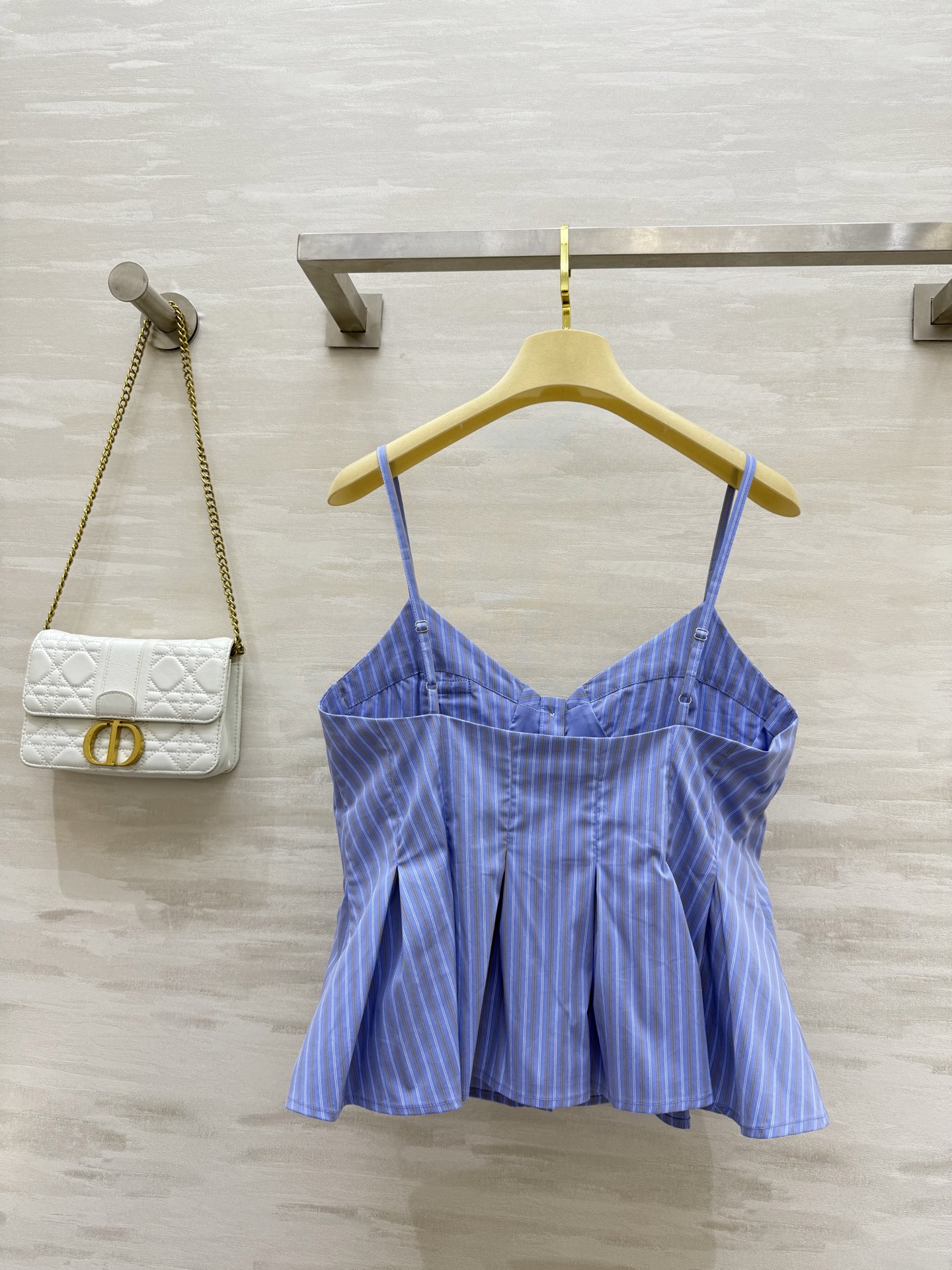 #Miumi♡²⁵度假系列⛱️条纹吊带 上身真的好看 满满的度假风 妥妥的氛围感神器 拍照也很出片 收腰