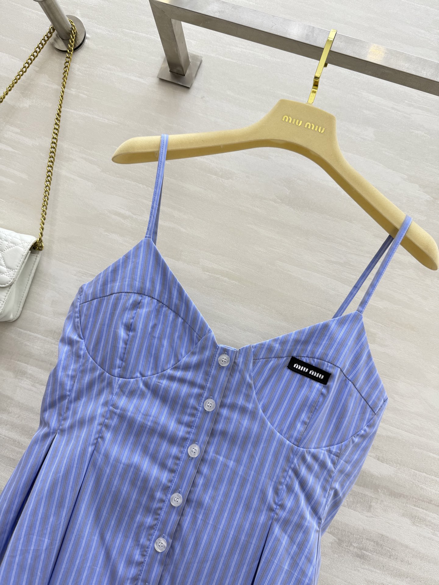 #Miumi♡²⁵度假系列⛱️条纹吊带 上身真的好看 满满的度假风 妥妥的氛围感神器 拍照也很出片 收腰