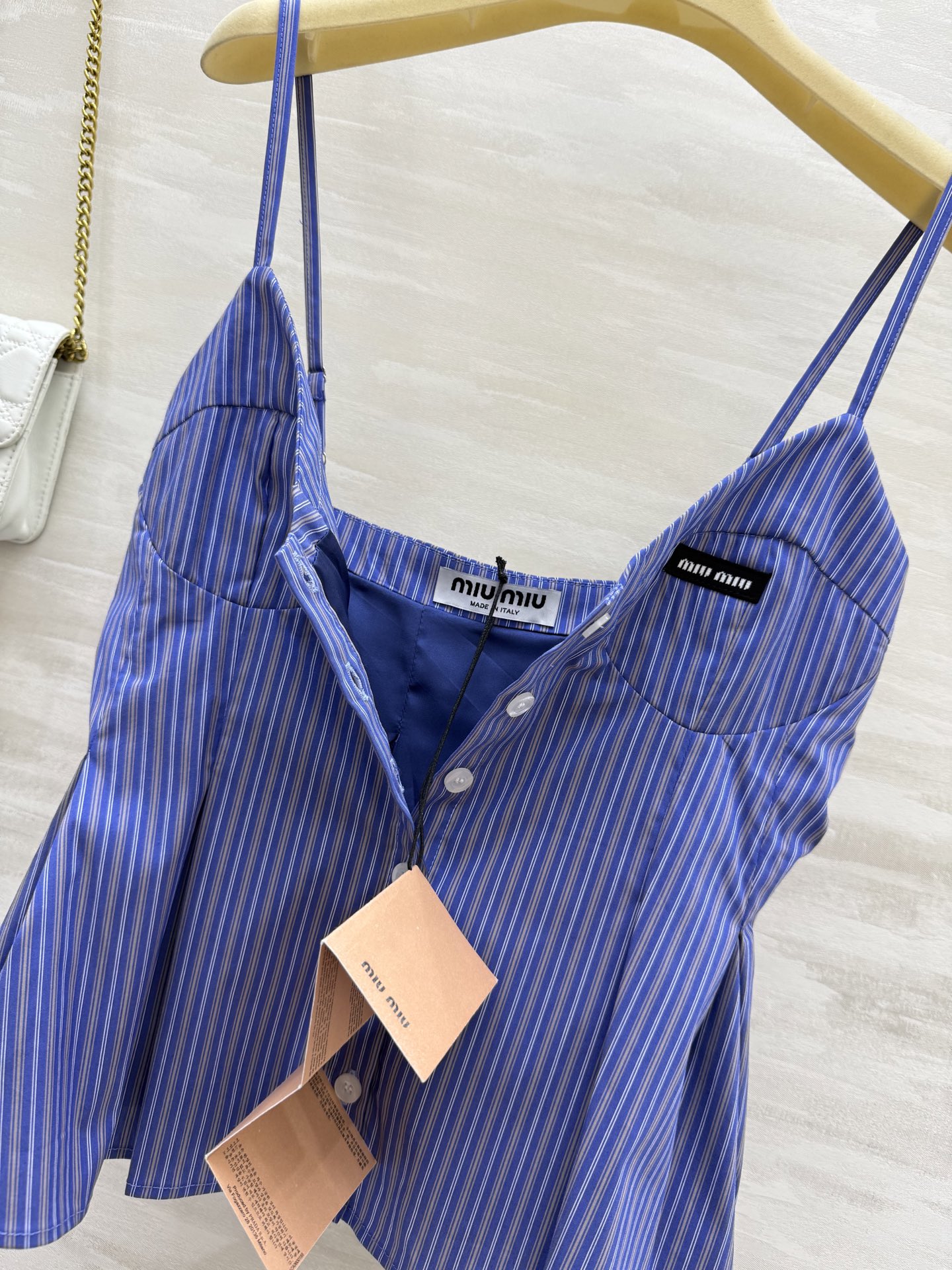 #Miumi♡²⁵度假系列⛱️条纹吊带 上身真的好看 满满的度假风 妥妥的氛围感神器 拍照也很出片 收腰