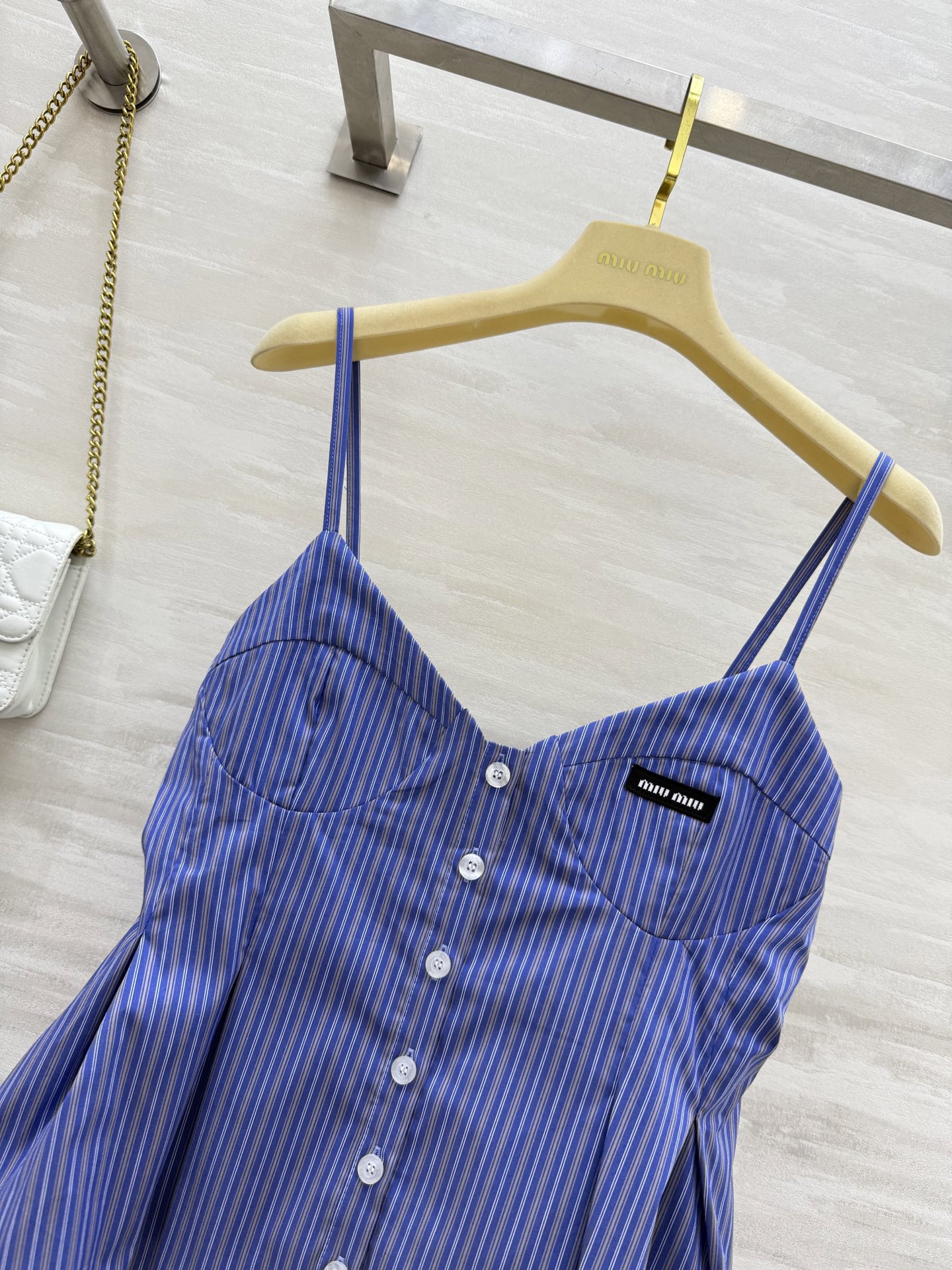#Miumi♡²⁵度假系列⛱️条纹吊带 上身真的好看 满满的度假风 妥妥的氛围感神器 拍照也很出片 收腰