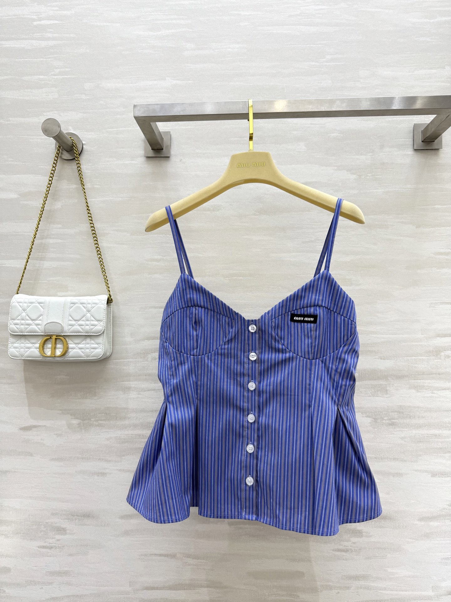 #Miumi♡²⁵度假系列⛱️条纹吊带 上身真的好看 满满的度假风 妥妥的氛围感神器 拍照也很出片 收腰
