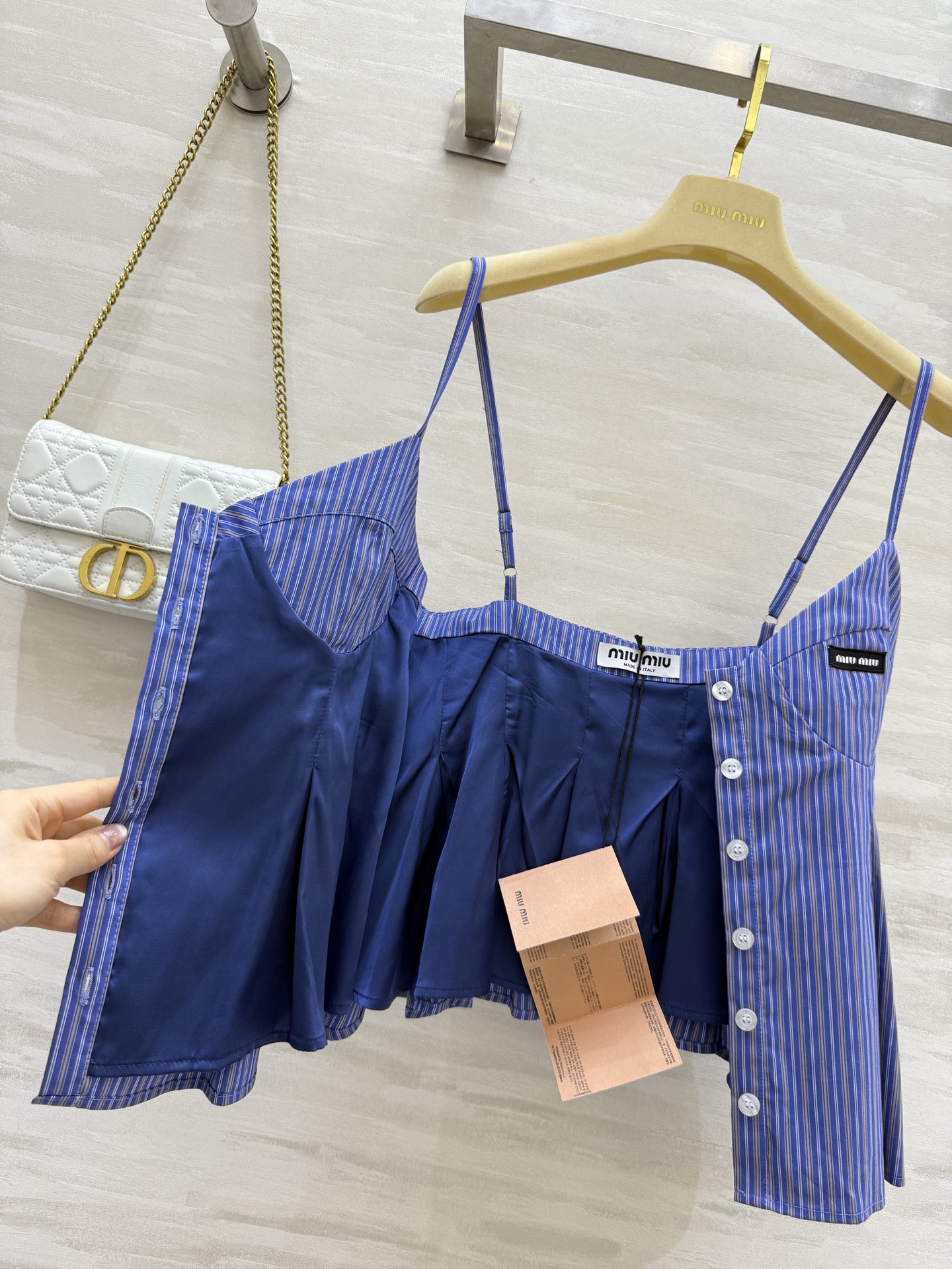 #Miumi♡²⁵度假系列⛱️条纹吊带 上身真的好看 满满的度假风 妥妥的氛围感神器 拍照也很出片 收腰