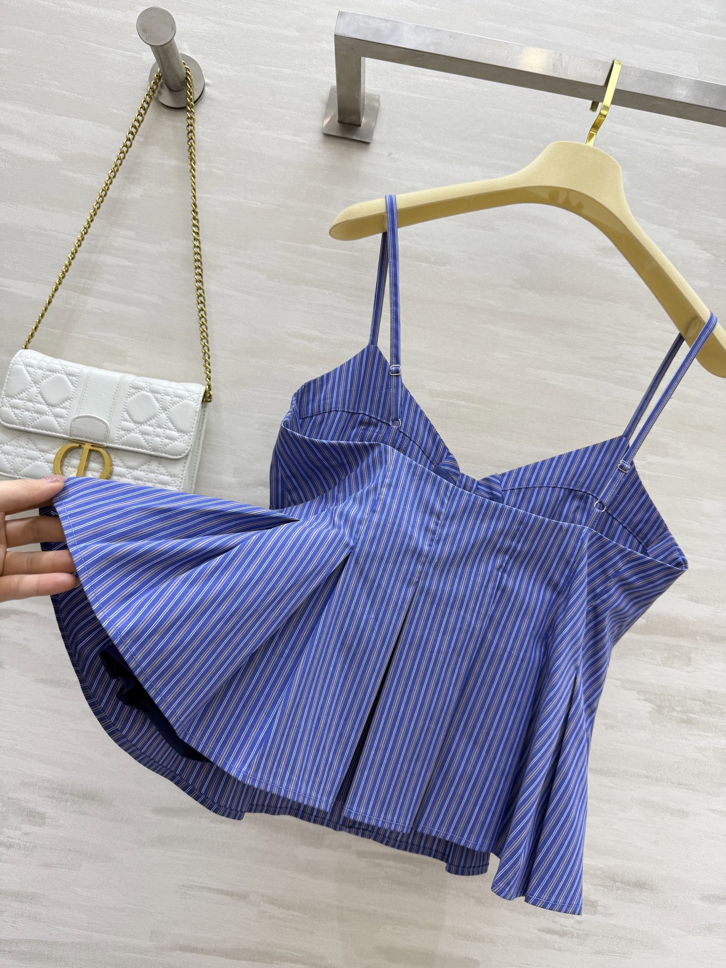 #Miumi♡²⁵度假系列⛱️条纹吊带 上身真的好看 满满的度假风 妥妥的氛围感神器 拍照也很出片 收腰