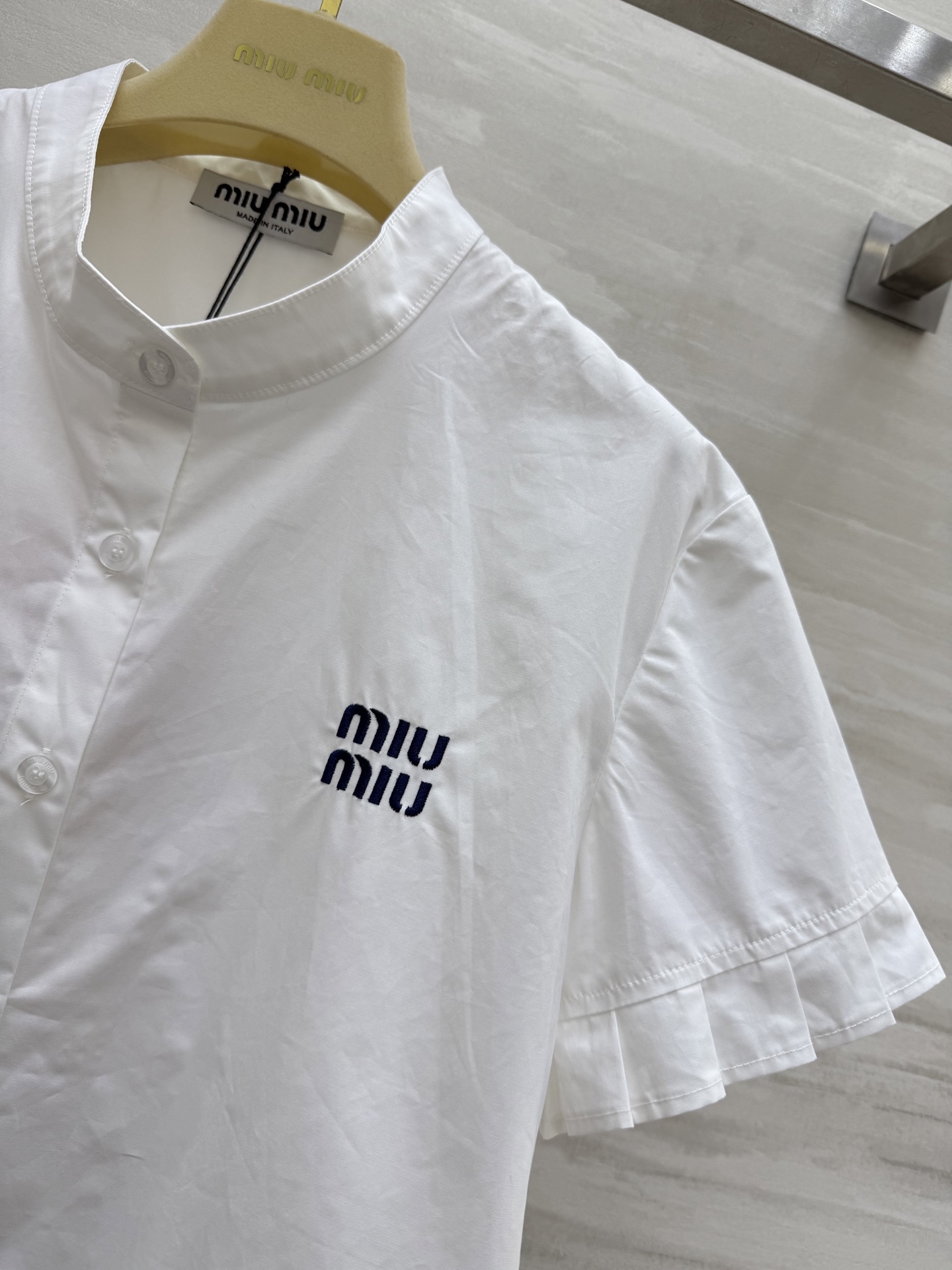 #Miumi♡²⁵新款 logo字母刺绣 压褶边短款衬衣短款版型 怎么穿都很时髦 府绸棉面料透气舒适 高