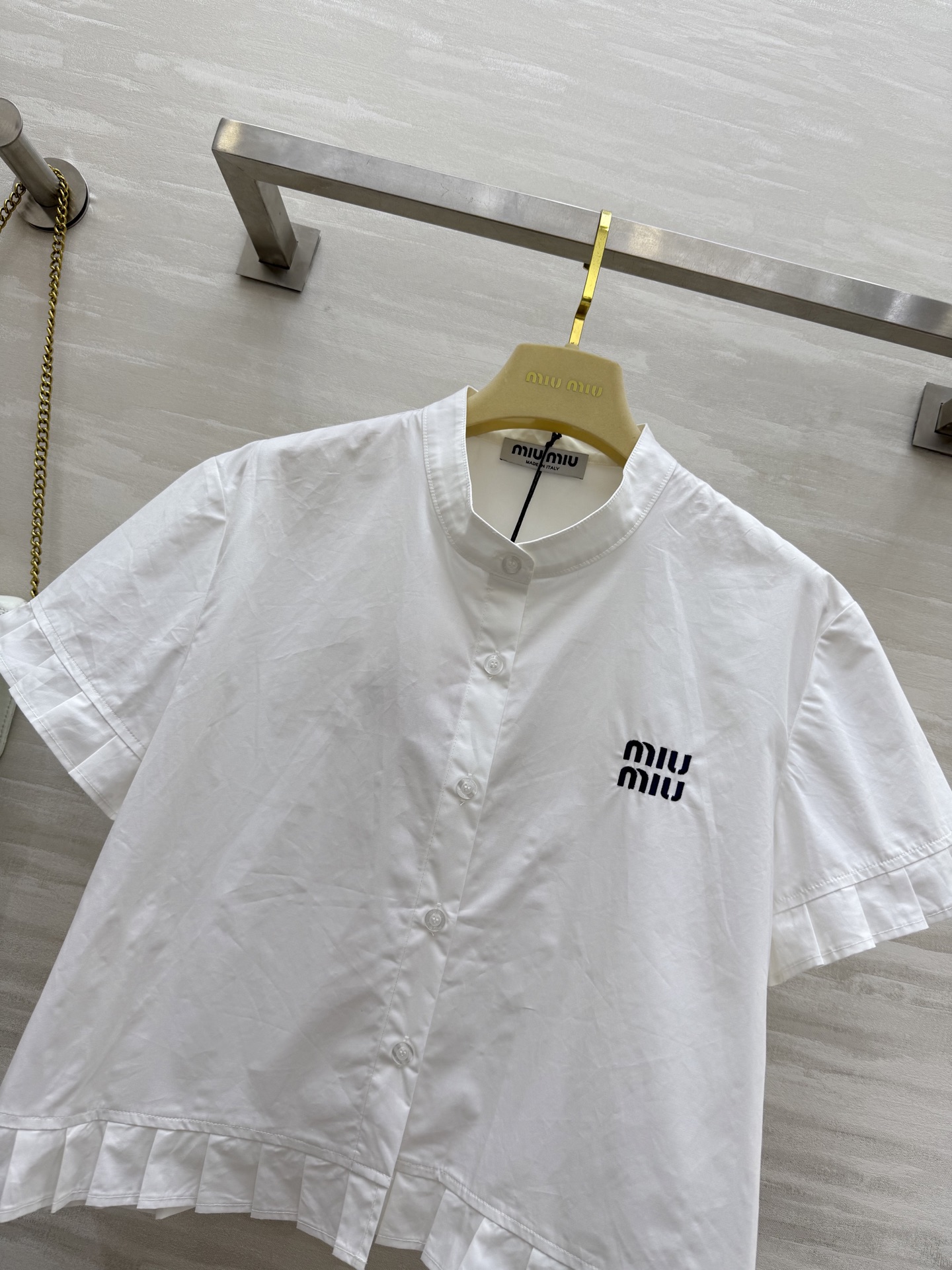 #Miumi♡²⁵新款 logo字母刺绣 压褶边短款衬衣短款版型 怎么穿都很时髦 府绸棉面料透气舒适 高