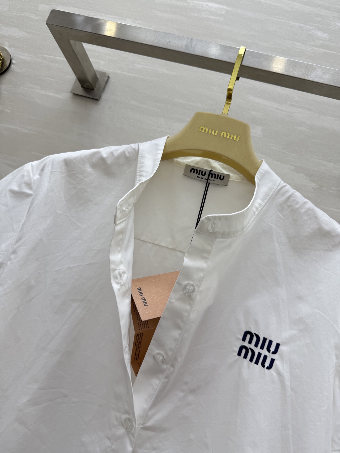 #Miumi♡²⁵新款 logo字母刺绣 压褶边短款衬衣短款版型 怎么穿都很时髦 府绸棉面料透气舒适 高