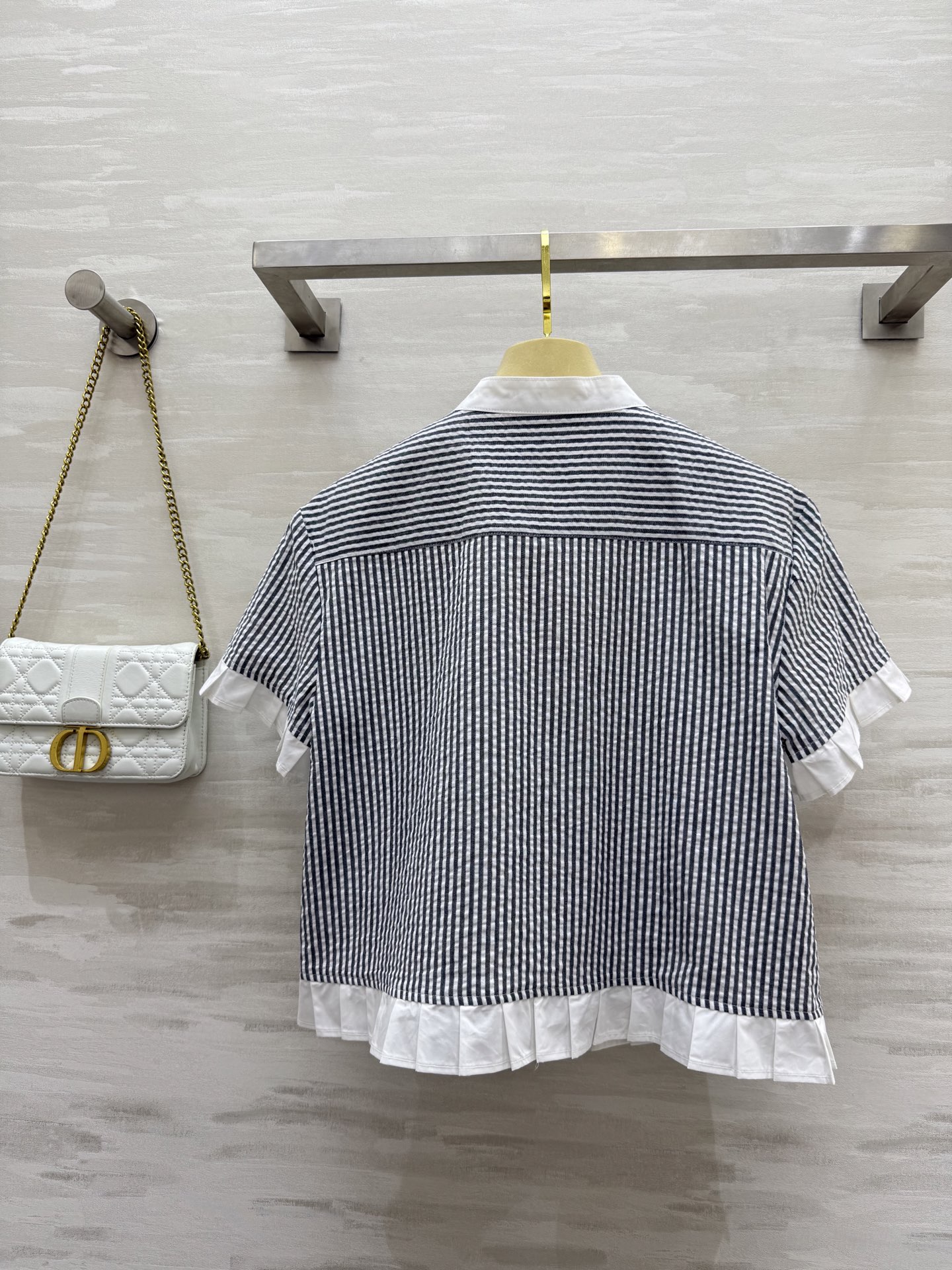 #Miumi♡²⁵新款 logo字母刺绣 压褶边短款衬衣短款版型 怎么穿都很时髦 府绸棉面料透气舒适 高