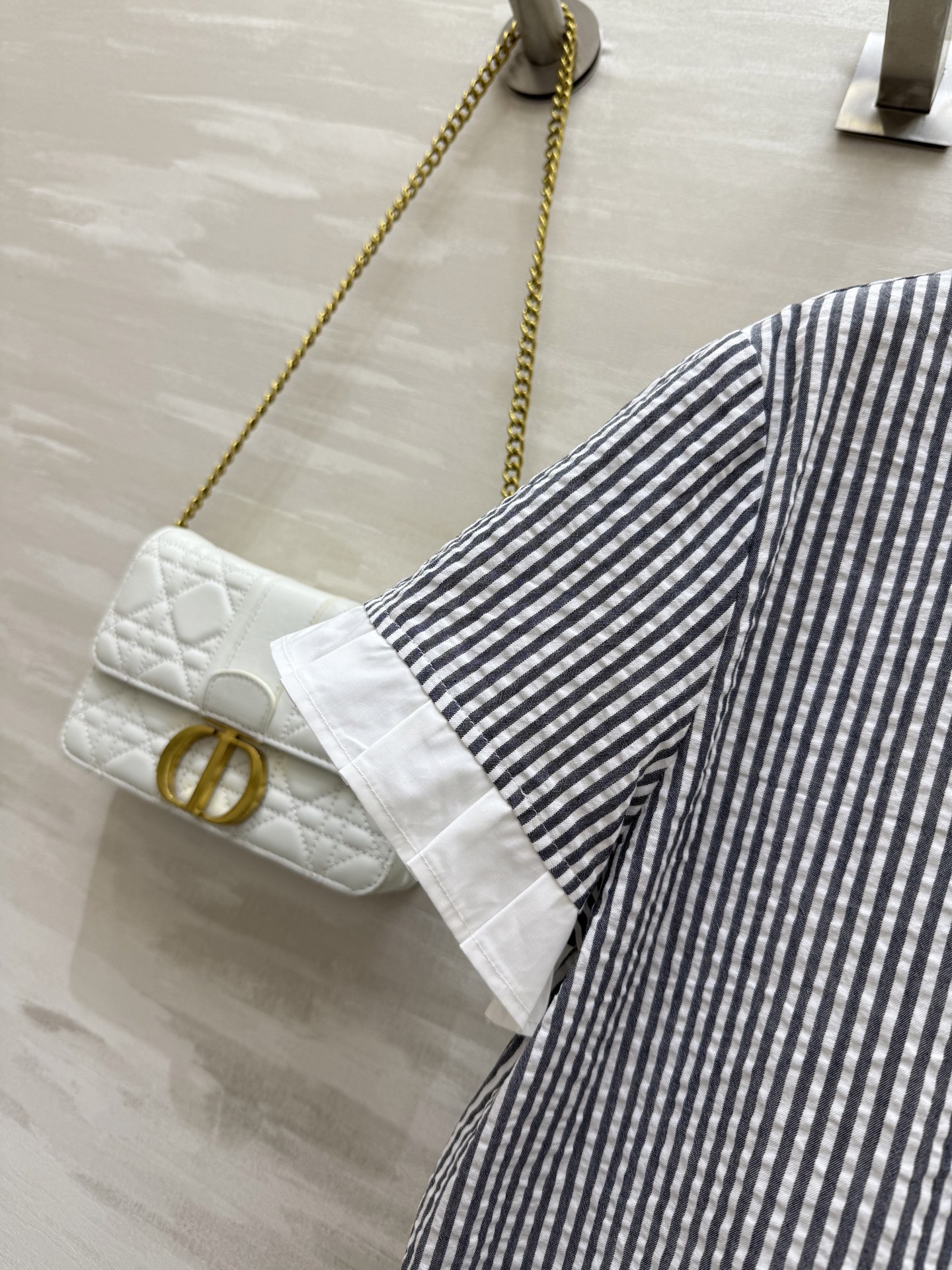 #Miumi♡²⁵新款 logo字母刺绣 压褶边短款衬衣短款版型 怎么穿都很时髦 府绸棉面料透气舒适 高