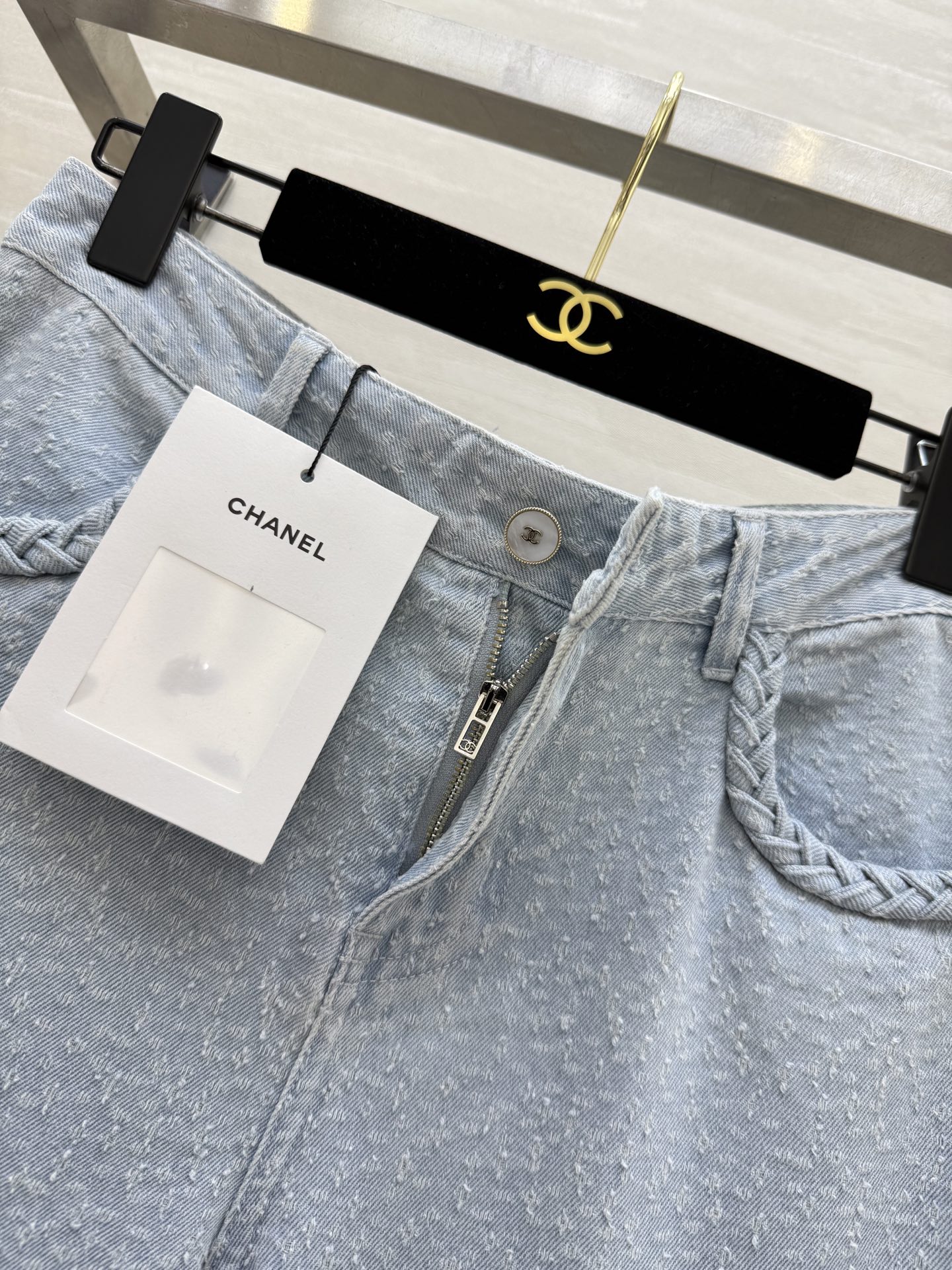 #Chane♡²⁵度假限定系列 直筒牛仔裤 简直就是行走的显长腿神器 直筒版型 不挑人又百搭 定制牛仔面