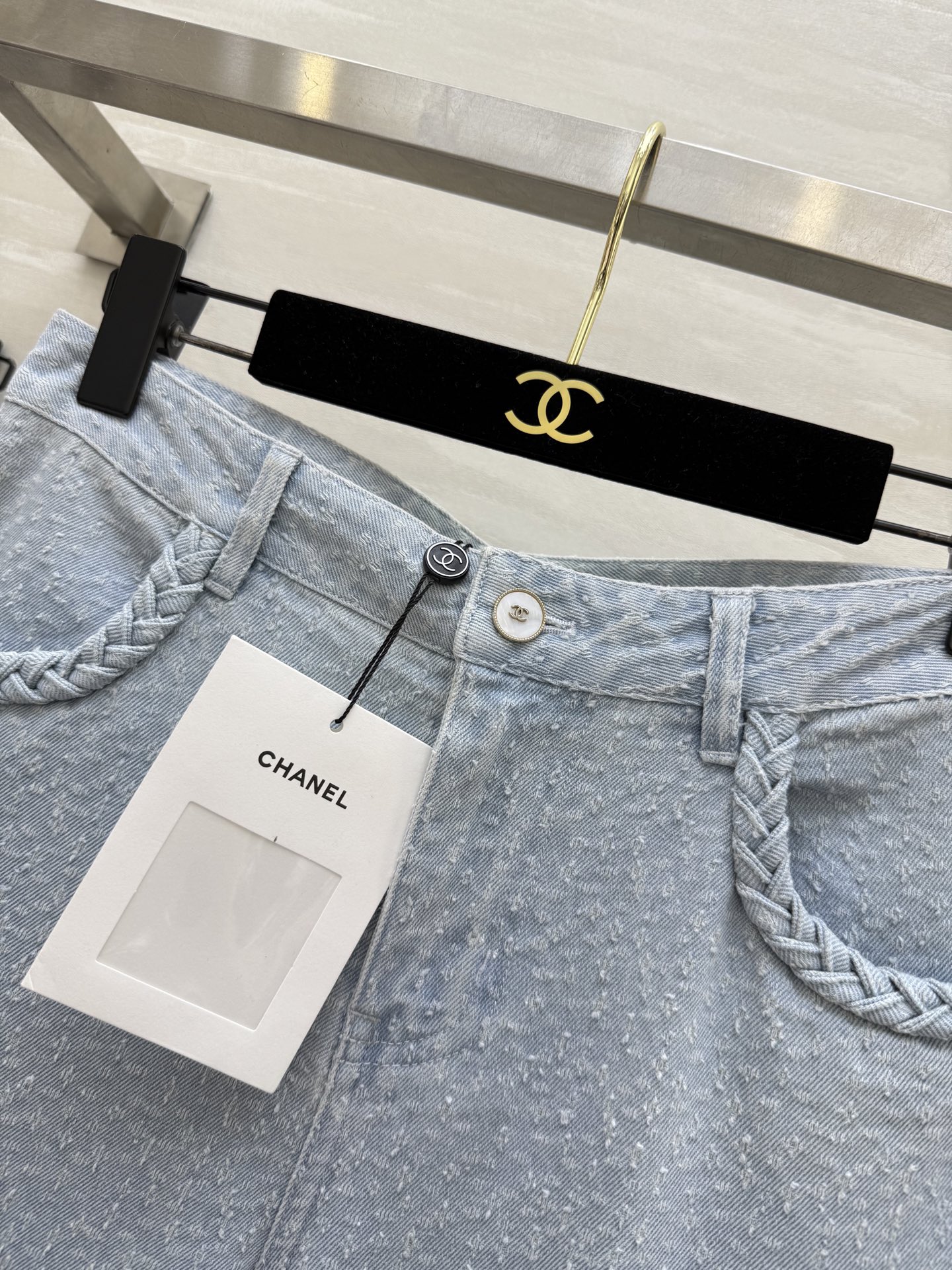 #Chane♡²⁵度假限定系列 直筒牛仔裤 简直就是行走的显长腿神器 直筒版型 不挑人又百搭 定制牛仔面