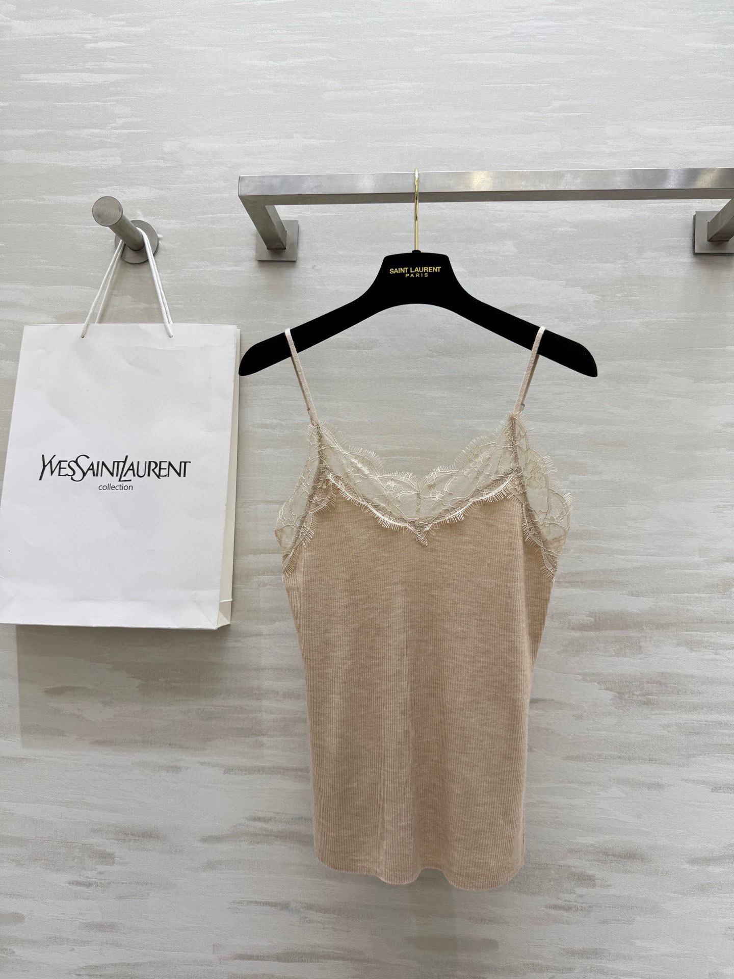 #ysl²⁵蕾丝小吊带 凹造型神器 花边睫毛蕾丝设计优雅浪漫不失性感 纤细的吊带很好的勾勒出肩膀线条 合