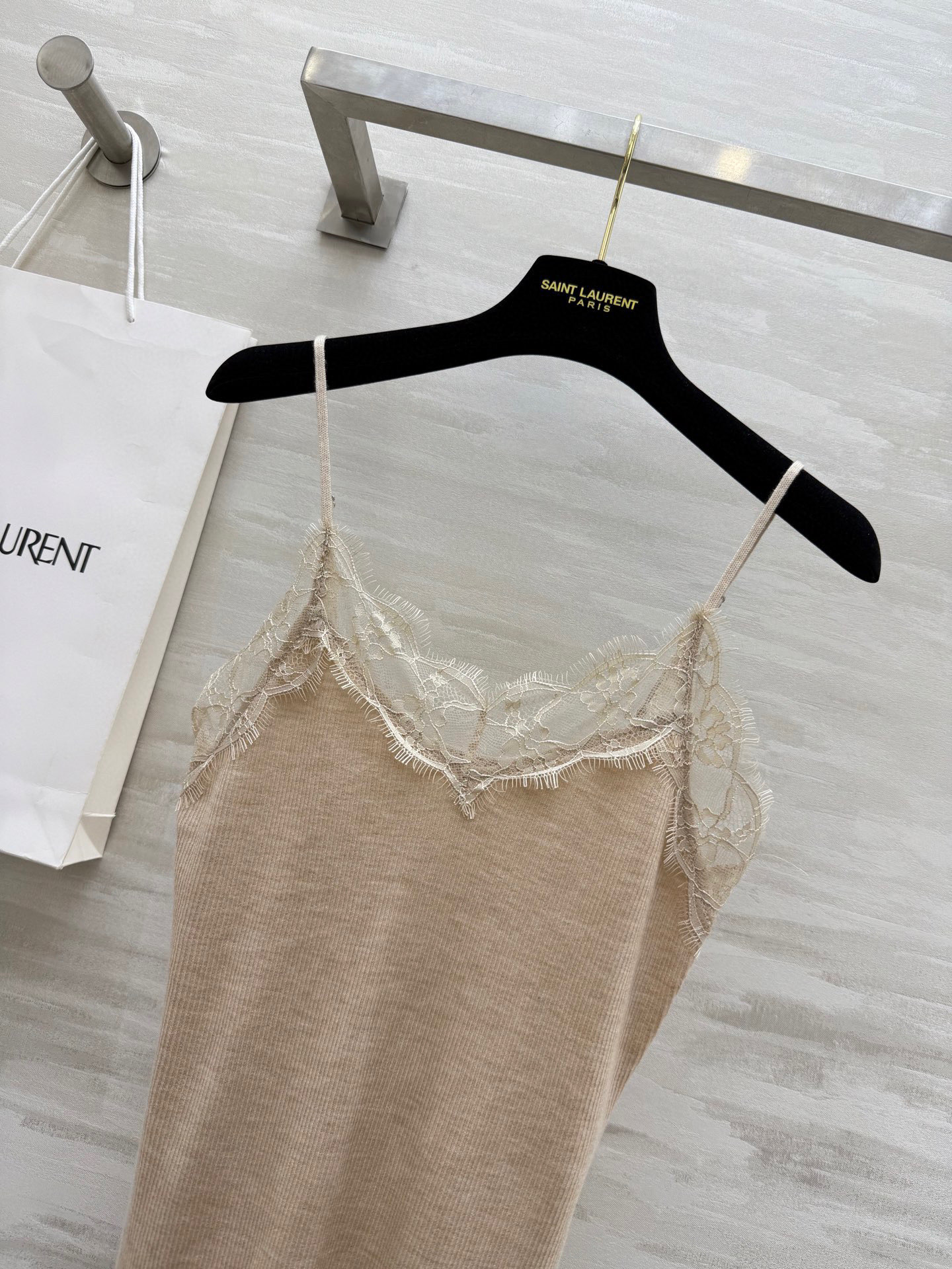 #ysl²⁵蕾丝小吊带 凹造型神器 花边睫毛蕾丝设计优雅浪漫不失性感 纤细的吊带很好的勾勒出肩膀线条 合