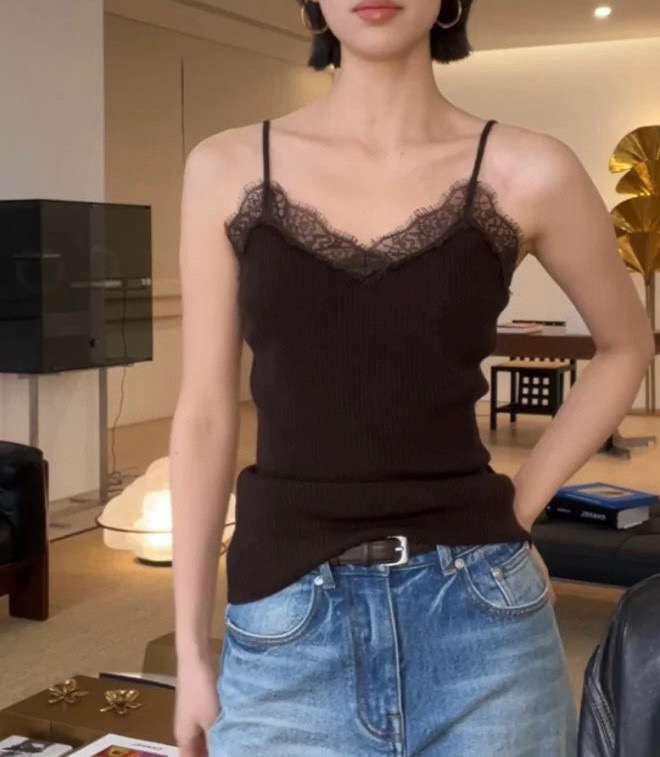 #ysl²⁵蕾丝小吊带 凹造型神器 花边睫毛蕾丝设计优雅浪漫不失性感 纤细的吊带很好的勾勒出肩膀线条 合