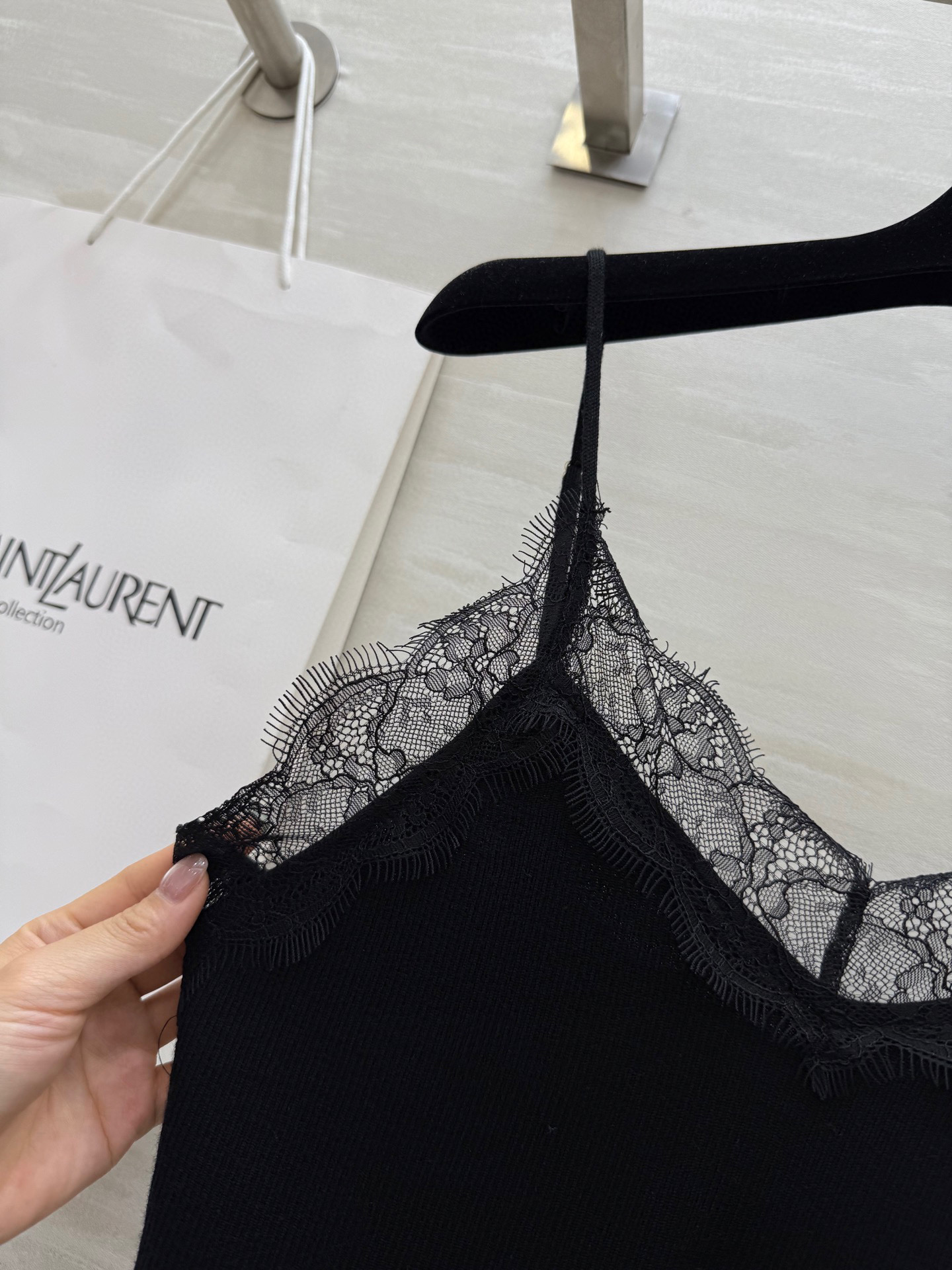 #ysl²⁵蕾丝小吊带 凹造型神器 花边睫毛蕾丝设计优雅浪漫不失性感 纤细的吊带很好的勾勒出肩膀线条 合