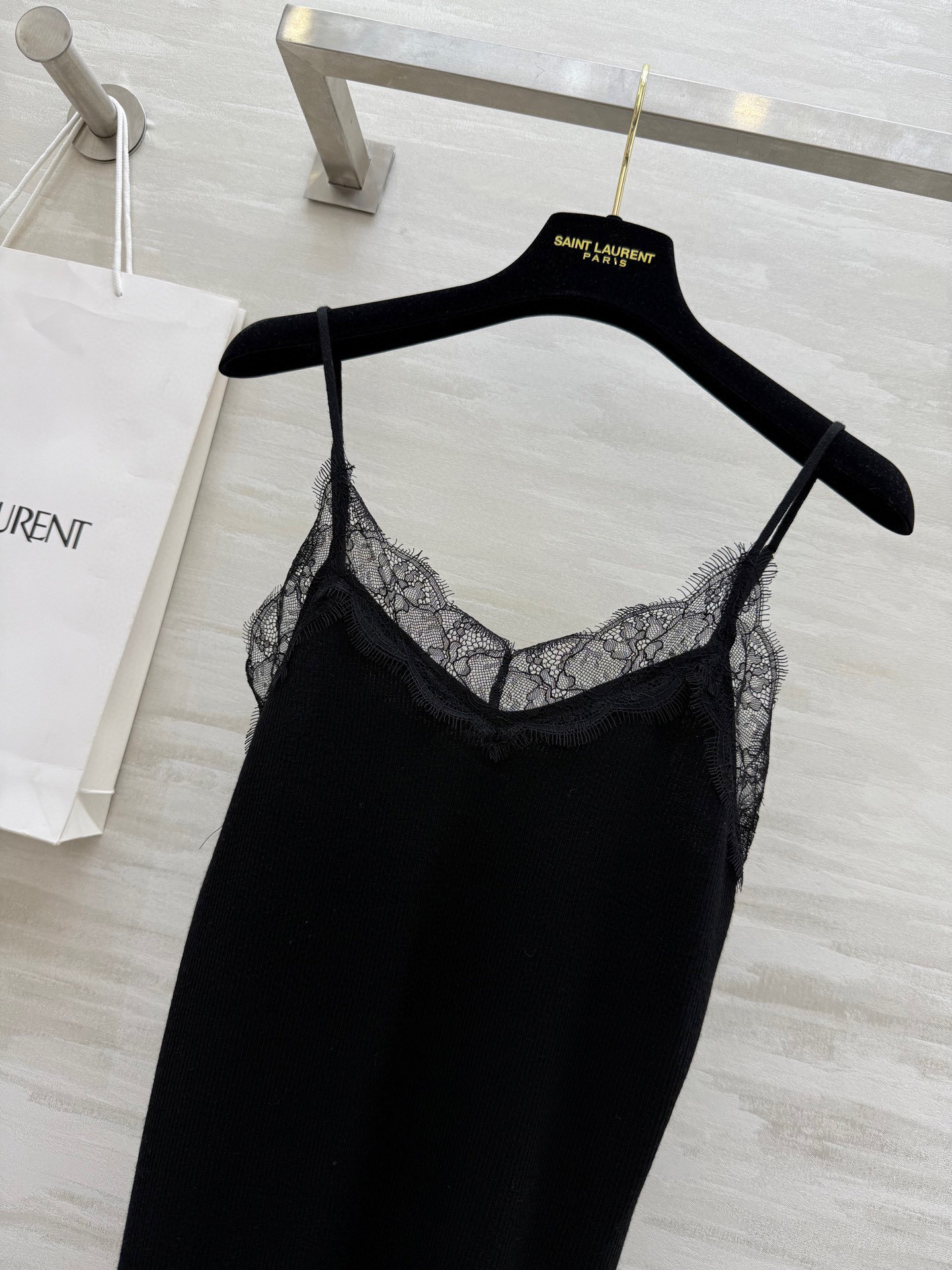 #ysl²⁵蕾丝小吊带 凹造型神器 花边睫毛蕾丝设计优雅浪漫不失性感 纤细的吊带很好的勾勒出肩膀线条 合