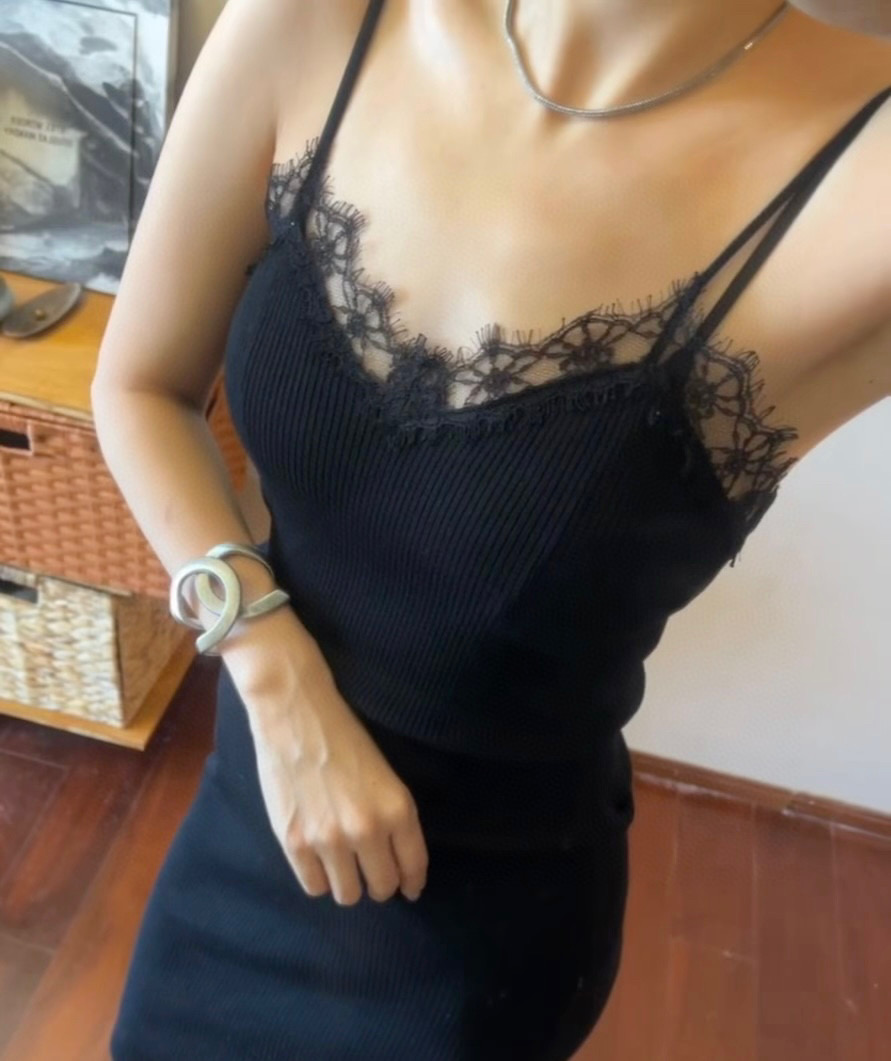 #ysl²⁵蕾丝小吊带 凹造型神器 花边睫毛蕾丝设计优雅浪漫不失性感 纤细的吊带很好的勾勒出肩膀线条 合