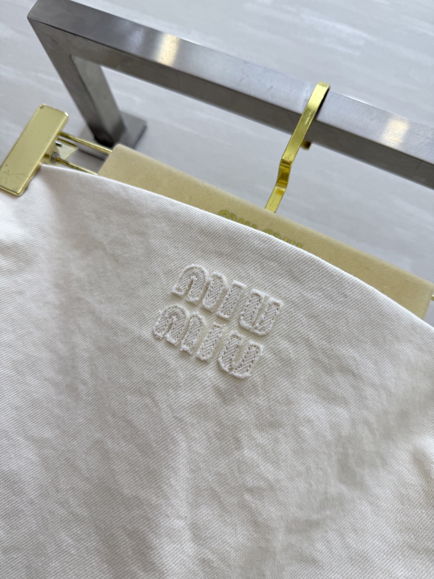 #Miumi♡²⁵拼皮装饰牛仔抹胸上衣 字母贴布绣设计 个性时髦拼皮装饰 重工做旧牛仔洗水 开模定制五金
