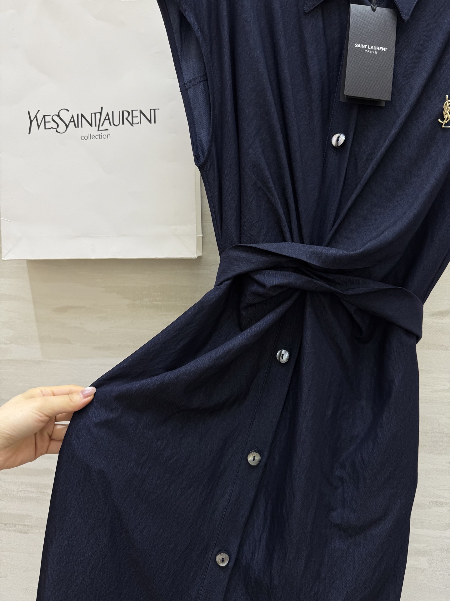 #ysl²⁵爆款 绑带丝棉衬衣式连衣裙 腰部可调节绑带设计收腰显瘦 立体剪裁版型无敌好看 定制丝棉质地亲