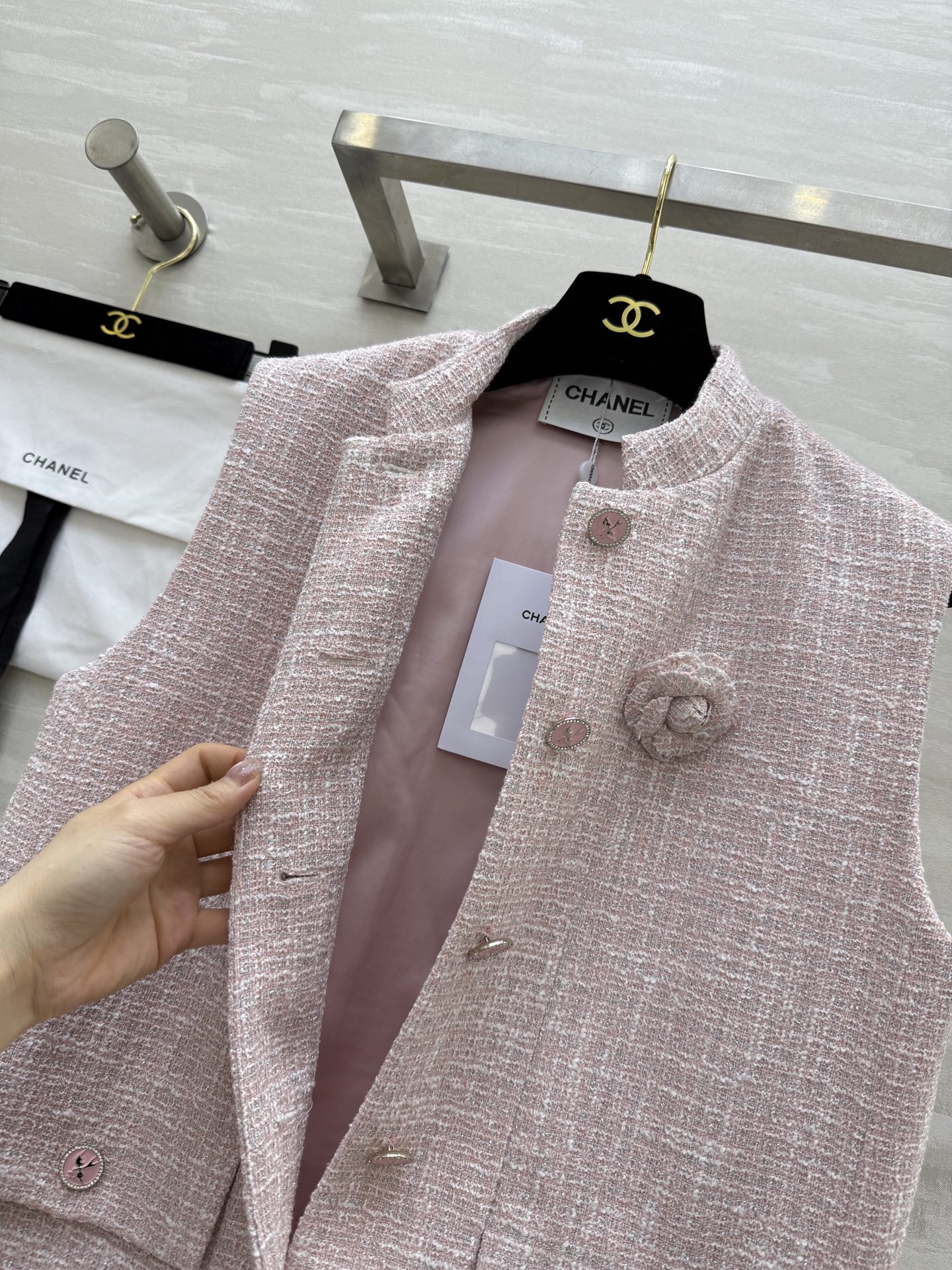 #Chane♡²⁵新款粗花呢立领马甲外套 定制粉色编制粗花呢甜美精致 立体剪裁上身版型超级好看 显瘦又高