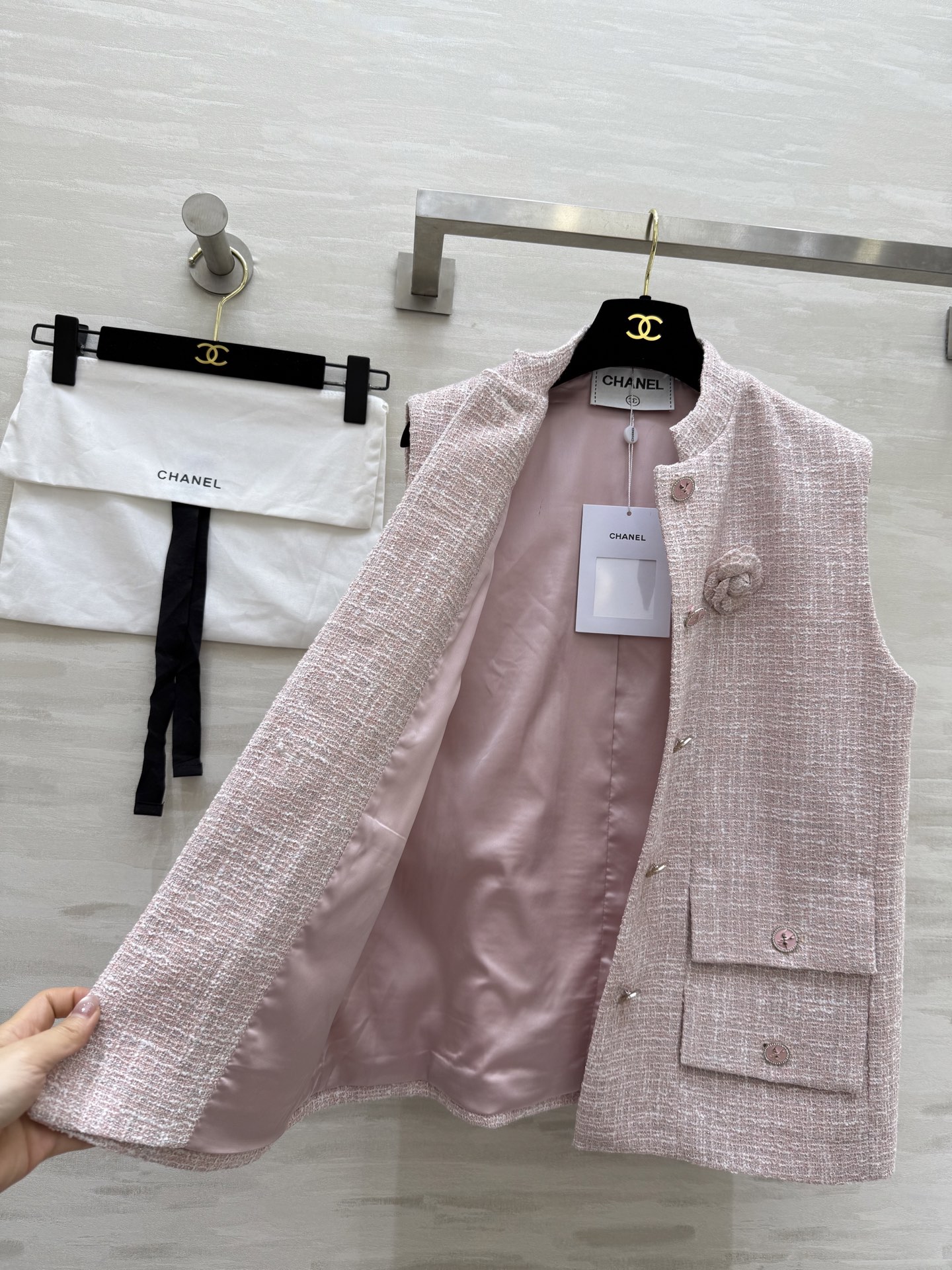#Chane♡²⁵新款粗花呢立领马甲外套 定制粉色编制粗花呢甜美精致 立体剪裁上身版型超级好看 显瘦又高