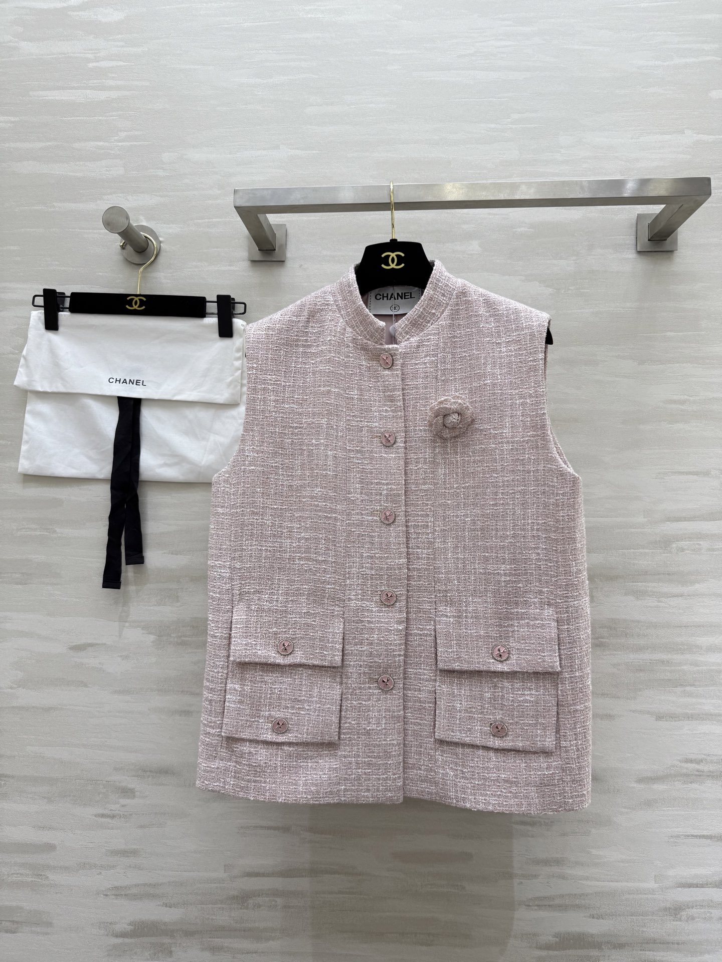 #Chane♡²⁵新款粗花呢立领马甲外套 定制粉色编制粗花呢甜美精致 立体剪裁上身版型超级好看 显瘦又高