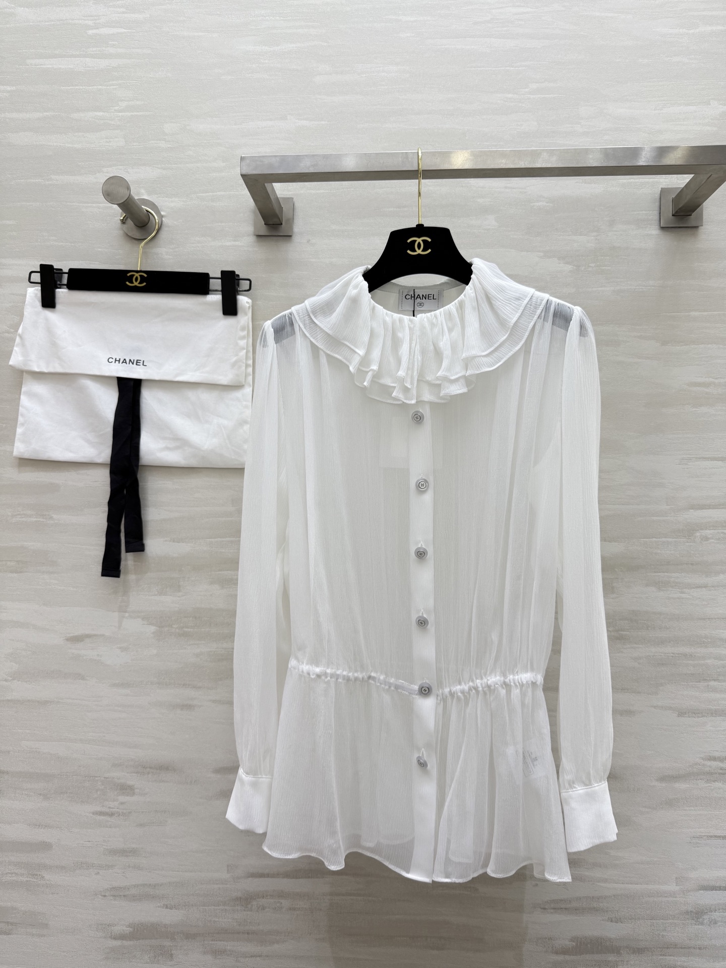 NO:427868,#Chane's new silk lotus leaf collar shirt is really a fairy favorite this season is the tulle base coat!  There are many combinations of collars that can be turned out. You can wear them with a jacket. Super outstanding and beautiful. Customized silk texture is luxurious and high-quality. Spot-first size36/38/40 (36 size shoulder width 40, bust 112, length 65), chanel, jackets & coats, real silk, alexander wang19860909#Chane新款真丝荷叶领衬衣 真的超仙女的 本季最爱的就是薄纱打底衣了！有N多种搭配 领子可以翻出来 可以搭配外套可以单穿 超级出彩好看 定制真丝质地奢华高级 高品质 现货首发size36/38/40（36码肩宽40,胸围112,衣长65）,,chanel,jackets & coats,real silk,alexander wang,Women's clothing