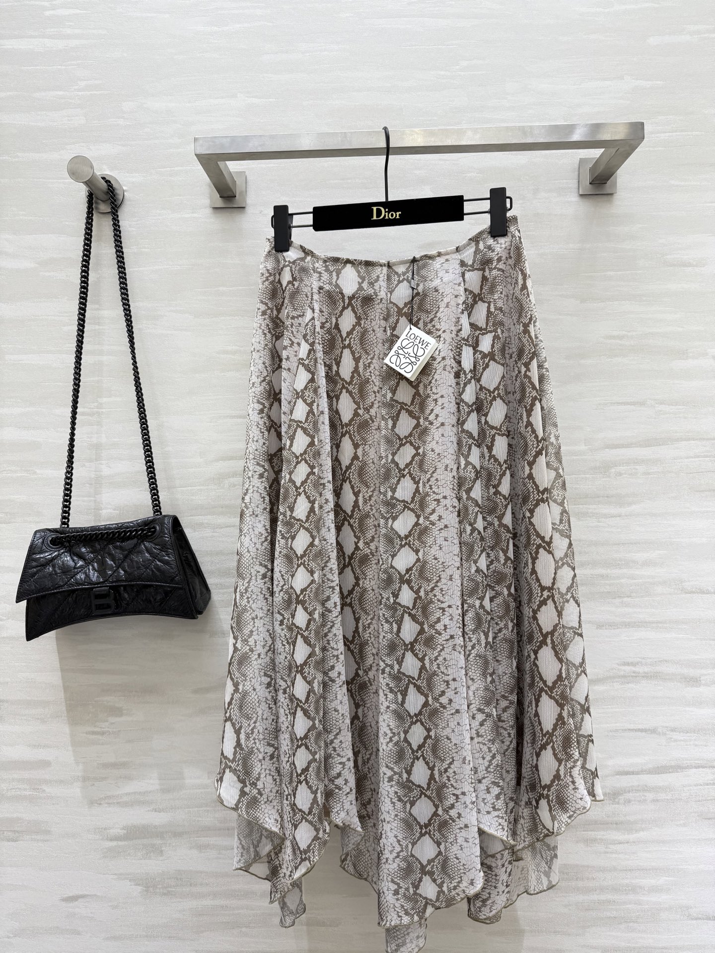 NO:427892,#Loew Vacation Series Irregular printed skirts Custom fabrics are lightweight and flowing on the upper body. It’s perfect for going to the beach!  The skirt is large and the material is super large!  High-quality customization Spot first-time sizeS/M/L (size size 70, skirt length 84), loewe, skirt, alexander wang19860909#Loew度假系列 不规则印花半裙 定制面料质地很轻盈 上身很飘逸 去海边超适合！大摆半裙,用料超大！高品质定制 现货首发sizeS/M/L（s码腰围70,裙长84）,,loewe,skirts,alexander wang,Women's clothing