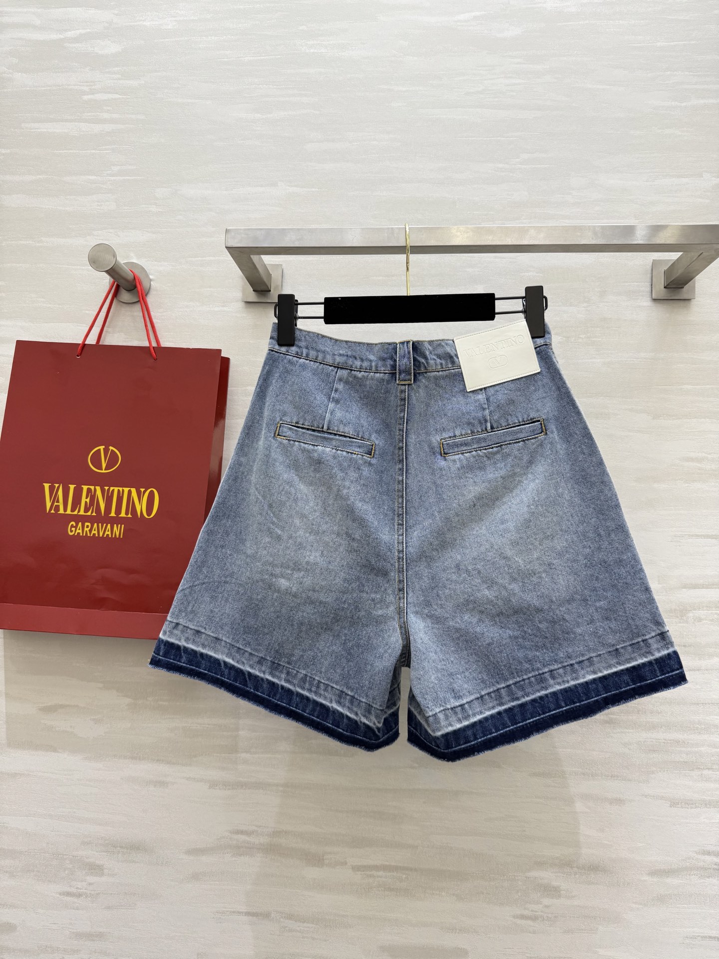 #Valentin♡²⁵新款 牛仔五分裤 复古牛仔蓝洗水很好看 实物很高级 上身很显瘦 裤脚卷边设计更加