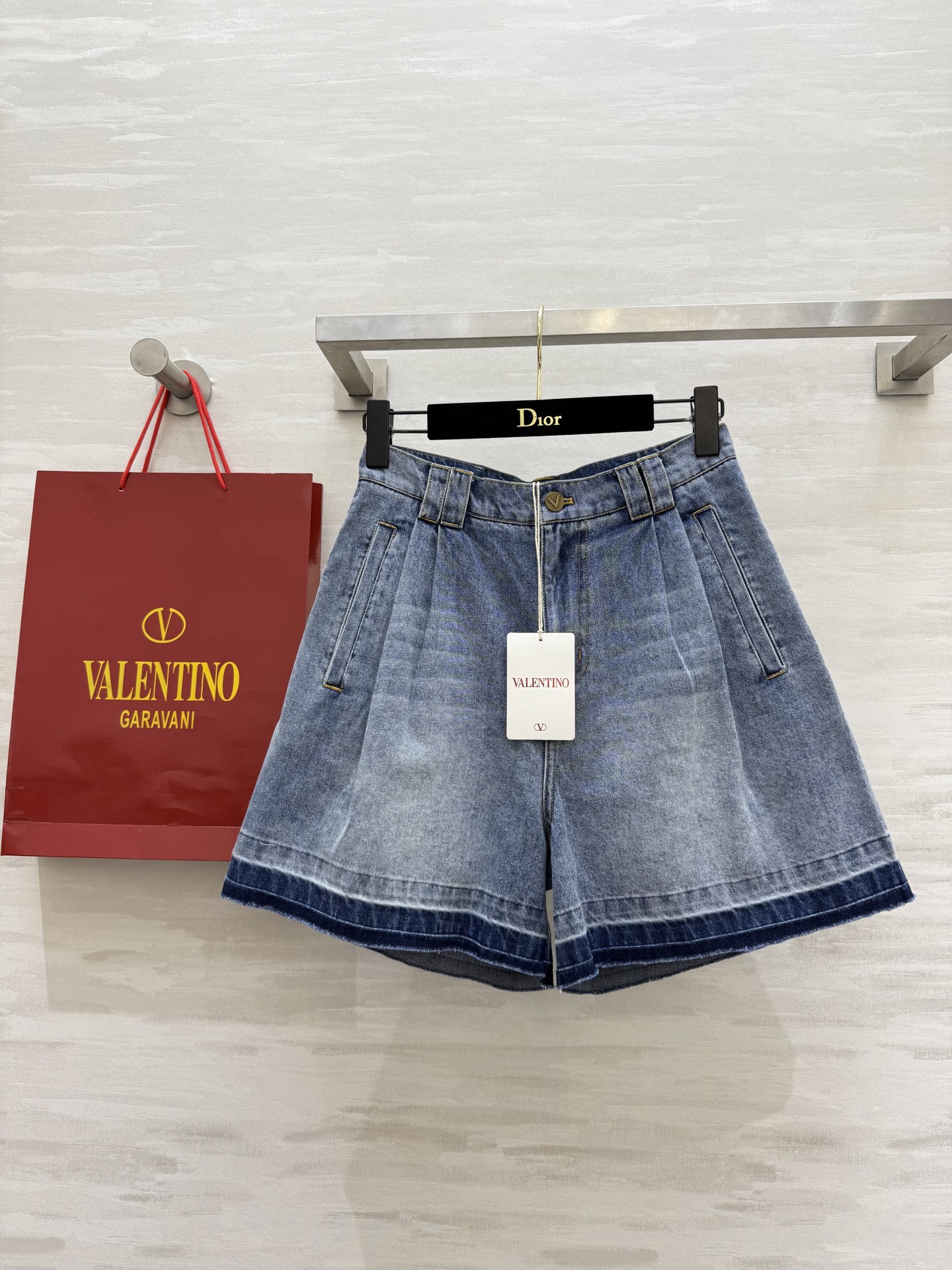 #Valentin♡²⁵新款 牛仔五分裤 复古牛仔蓝洗水很好看 实物很高级 上身很显瘦 裤脚卷边设计更加