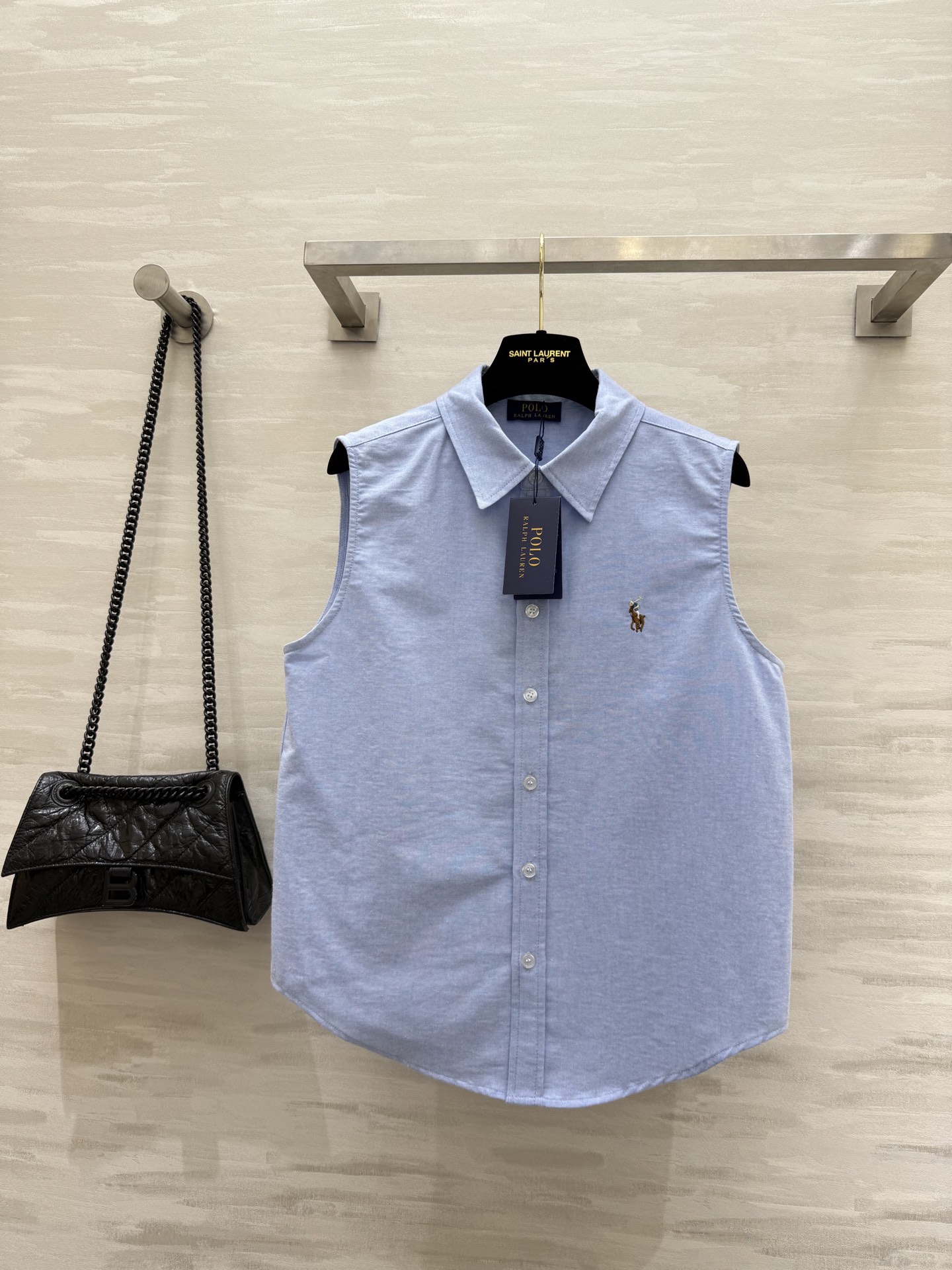 NO:428630,#PoLo Ruff Lauren's new sleeveless shirt is so beautiful that I want to be all in!  With a high-end feel, the sleeveless design is not ostentatious in skin, the neckline is slightly spacious and lazy and expensive, the hem is cut with a small curve, the body is super straightened with a white wide-leg pants, refreshing to luminous, sweet and cool, high-quality customization, spot first-time sizeS/M/L (s bust 96, 61 length),, skirts, shirts, alexander wang19860909#PoLo拉夫劳伦新款无袖衬衫 美到我想all in！自带高级感 无袖设计露肤不张扬 领口微敞慵懒又显贵 下摆小弧度剪裁超衬身形～搭白色阔腿裤清爽到发光 配牛仔半裙甜酷拉满 高品质定制 现货首发sizeS/M/L（s胸围96,衣长61）,,skirts,shirts,alexander wang,Women's clothing