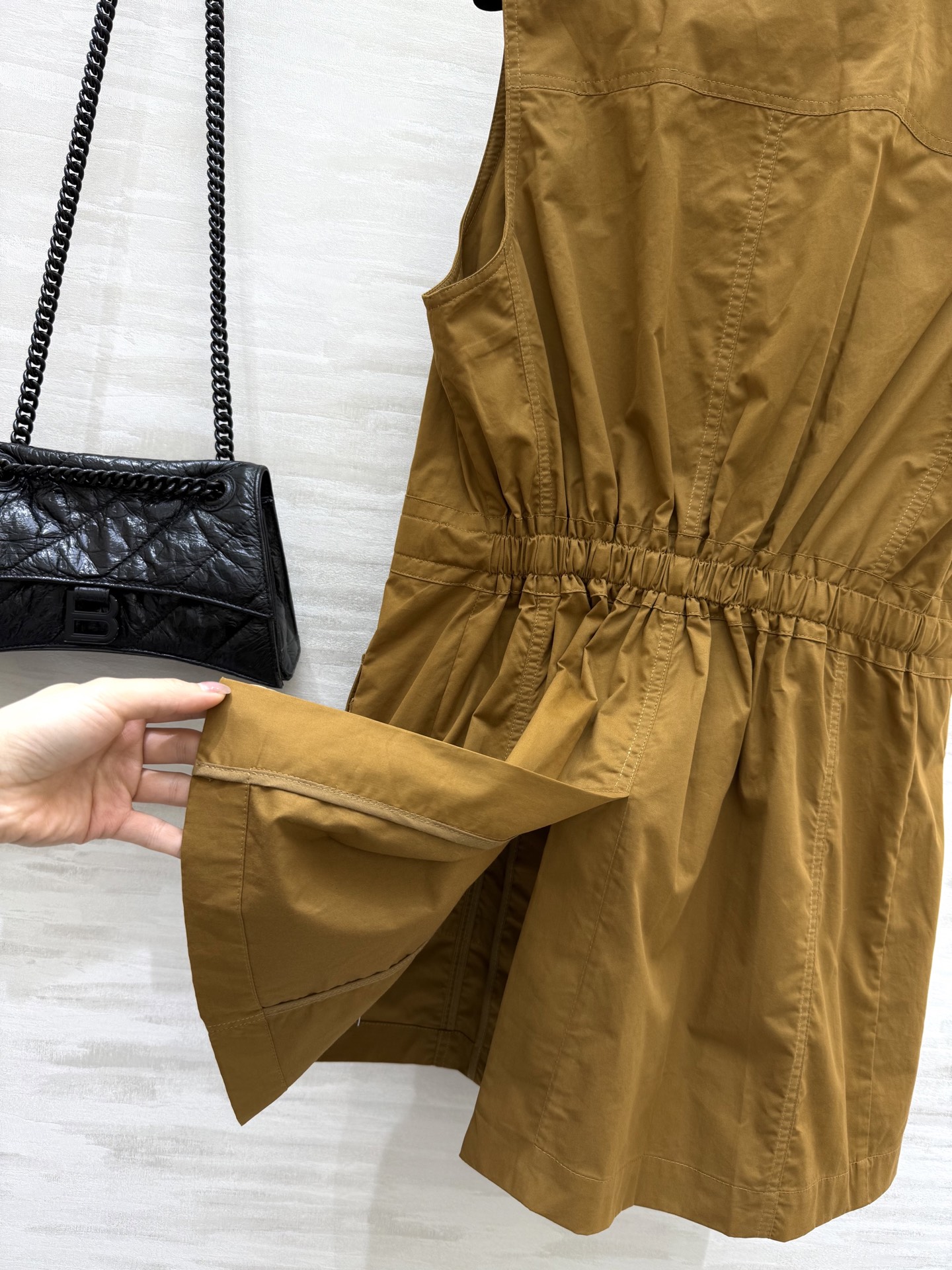 #Chlo♡²⁵新品 工装口袋马甲连衣裙 解构主义甜酷 少女风 高级又吸睛 松紧半腰抽绳腰扣设计凸显腰线