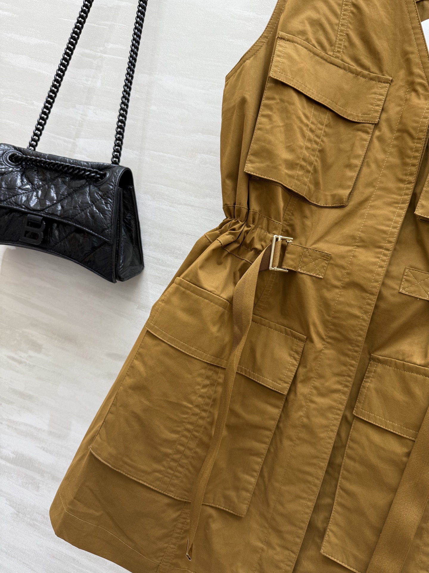 #Chlo♡²⁵新品 工装口袋马甲连衣裙 解构主义甜酷 少女风 高级又吸睛 松紧半腰抽绳腰扣设计凸显腰线