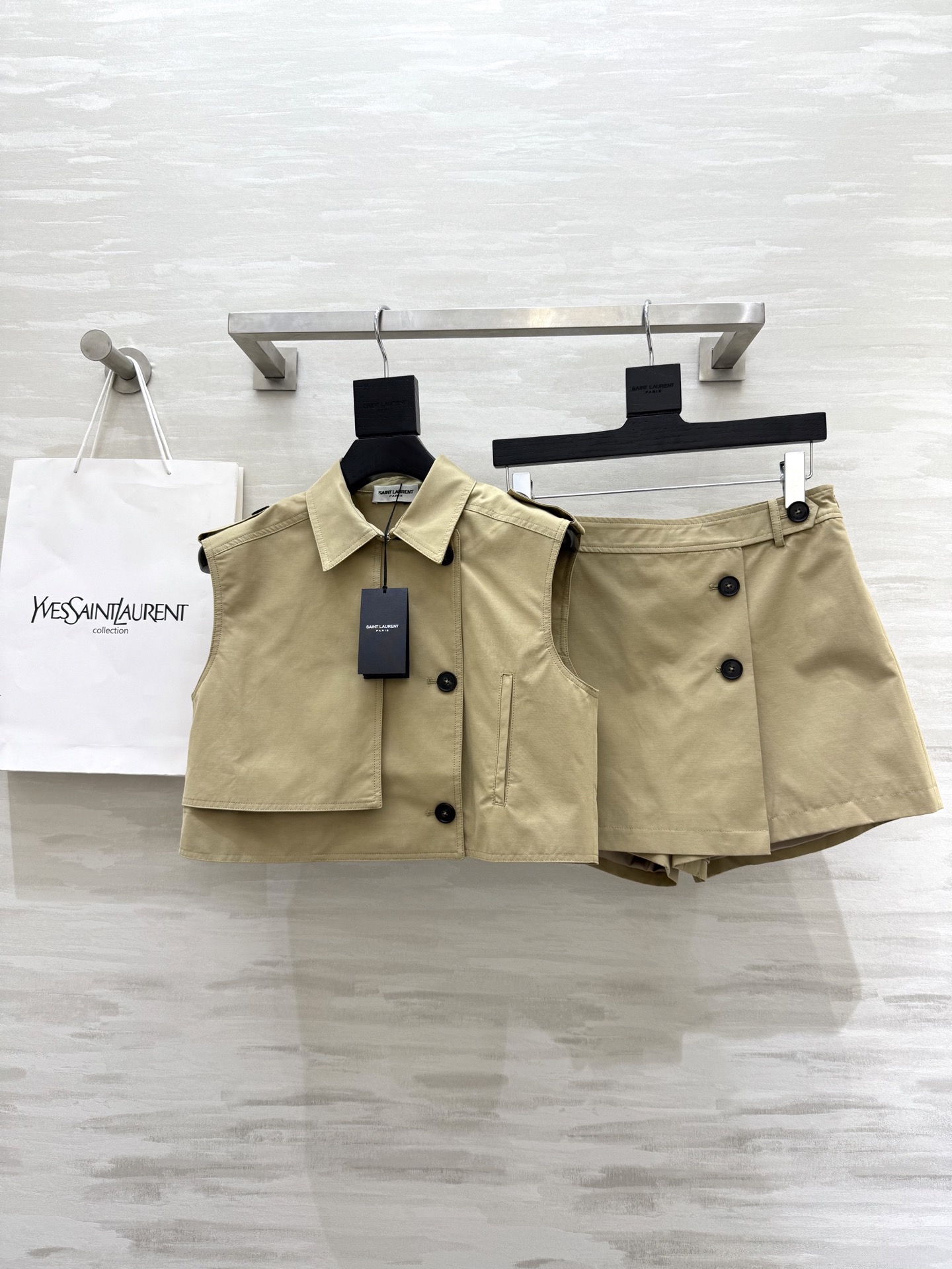 #ysl²⁵新款工装风风衣式套装 短款马甲搭配裙裤一套上身超级显高 自带飒爽气质 日常出门绝对不会撞款 