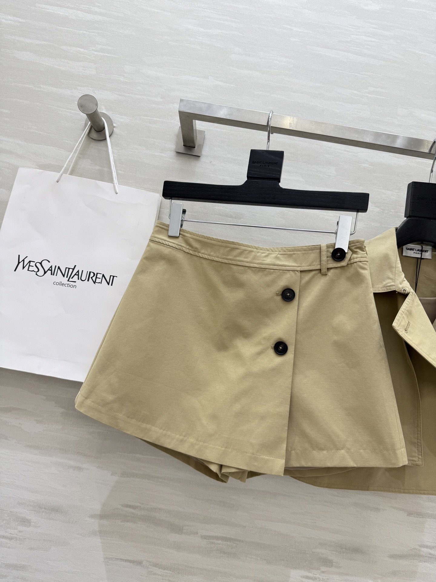 #ysl²⁵新款工装风风衣式套装 短款马甲搭配裙裤一套上身超级显高 自带飒爽气质 日常出门绝对不会撞款 
