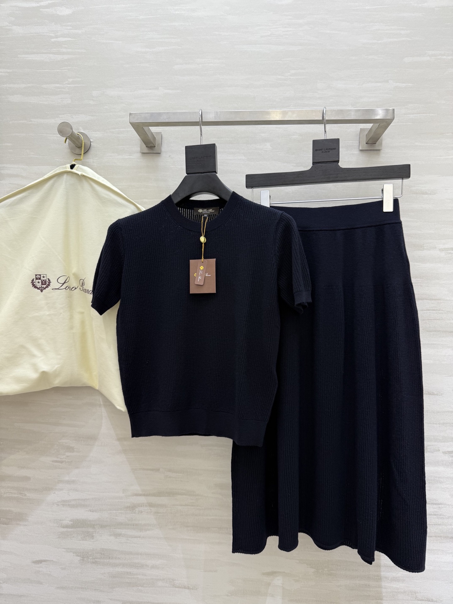 NO:429251,Top, skirt #Loro Pian vacation classic style, versatile round neck top + long skirt, soft and delicate touch, original version purchased and launched, ingredients can be checked.,,loro piano, skirts,alexander wang19860909上衣,半裙#Loro Pian度假经典款 百搭圆领上衣+长半裙 手感软糯细腻 原版购入开班版出货 成分可检 .,,loro piana,skirts,alexander wang,Women's clothing