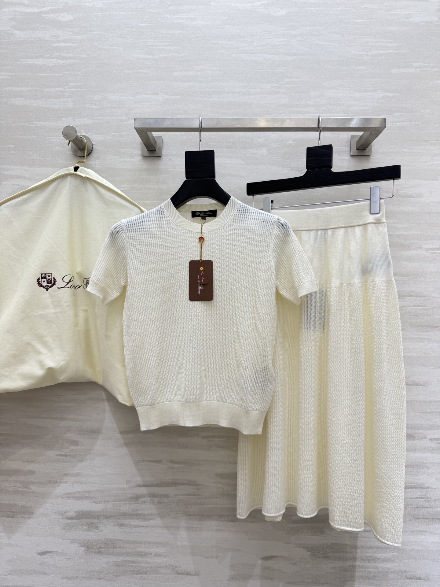 NO:429261,Top, skirt #Loro Pian vacation classic style versatile round neck top + long skirt soft and delicate touch Original purchase opening version shipped with ingredients checkable, loro piano, skirts, alexander wang19860909上衣,半裙#Loro Pian度假经典款 百搭圆领上衣+长半裙 手感软糯细腻 原版购入开班版出货 成分可检,,loro piana,skirts,alexander wang,Women's clothing