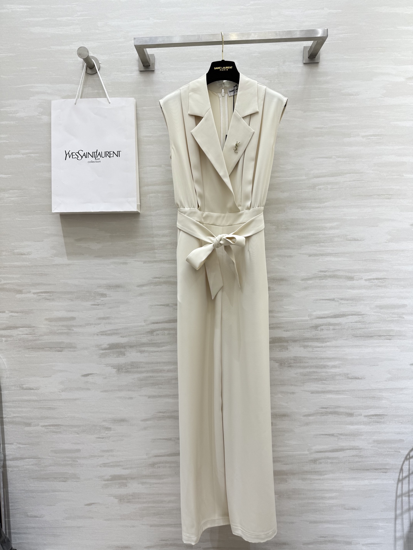 NO:429951,#ysl quiet and luxurious style' - Combination of low-key and luxury Suit jumpsuits Elegant and modern High-waist design High-slim and slim Waist belt easily outlines the waistline lines The jumpsuit design saves the trouble of matching The overall clean and neat and capable It is a good choice for commuting and daily life! High-quality customization Spot sizeS/M/L/XL (M size bust 92, waist 76, length 145), saint laurent, business suit, alexander wang19860909#ysl静奢风' - 低调与奢华融合 西装连体裤 优雅摩登 高腰设计 显高又显瘦 收腰腰带轻松勾勒腰部线条 连体裤设计省去搭配的烦恼 整体干净利落又干练 无论是通勤还是日常都是很好的选择哦！高品质定制 现货首发sizeS/M/L/XL（M码胸围92,腰围76,衣长145）,,saint laurent,business suit,alexander wang,Women's clothing