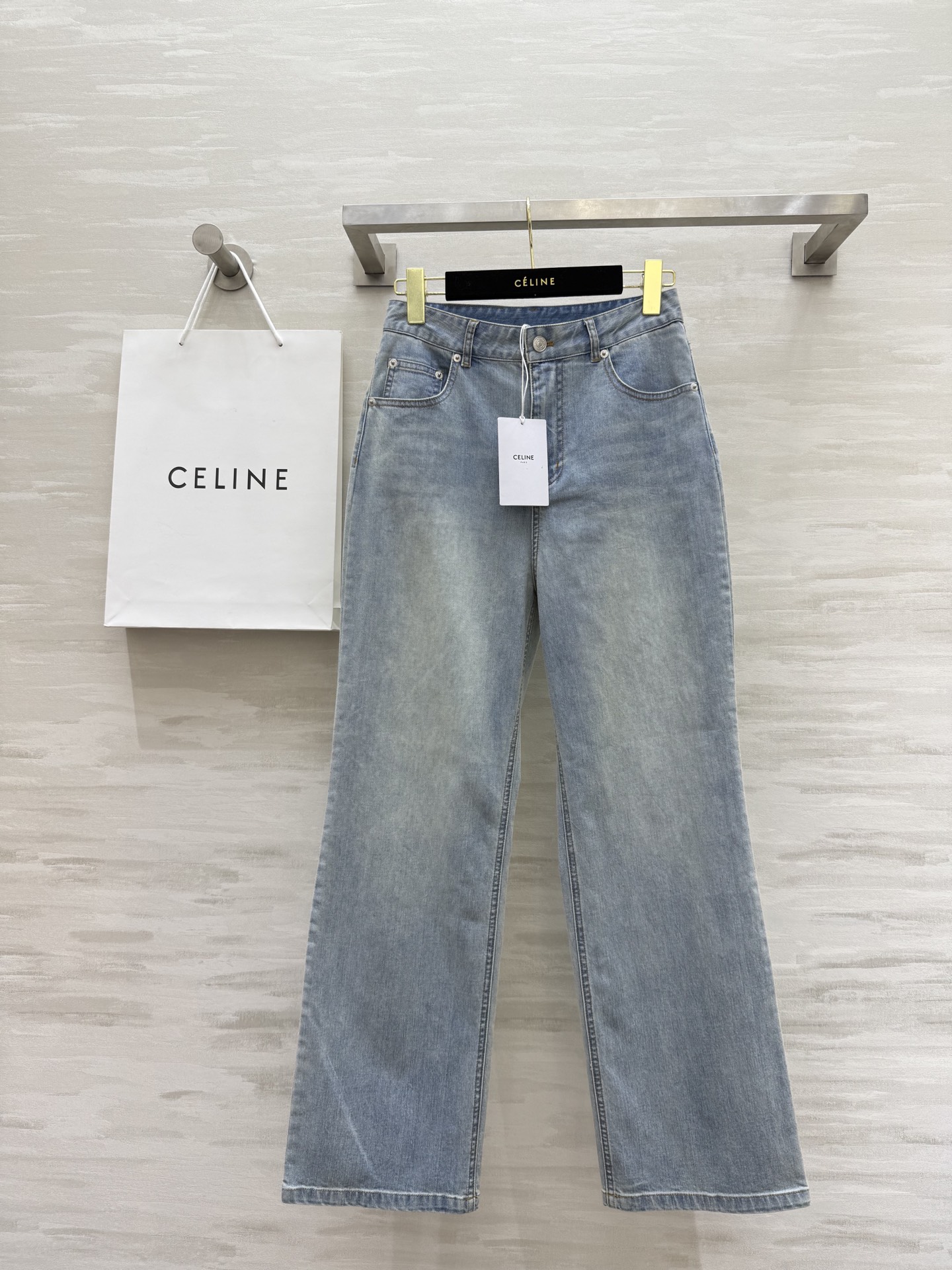NO:429970,#Celi new style contrasting pocket straight jeans, three-dimensional cut is not picky about people, the most versatile and slimming, a perfect tool to make the height look, the whole design is very simple, it is OK with T-shirts or shirts in spring and summer, high-quality customization, spot first-time sizeS/M/L (size size 66, hip circumference 90, pants length 100), celine, jeans,shirts,tees, t-shirt,alexander wang19860909#Celi新款 撞色口袋直筒牛仔裤 立体剪裁完全不挑人直筒裤型 最百搭也最显瘦 妥妥的显高神器 整个设计很简洁 春夏搭配T恤或者衬衫都OK 高品质定制 现货首发sizeS/M/L（s码腰围66,臀围90,裤长100）,,celine,jeans,shirts,tees，t-shirt,alexander wang,Women's clothing